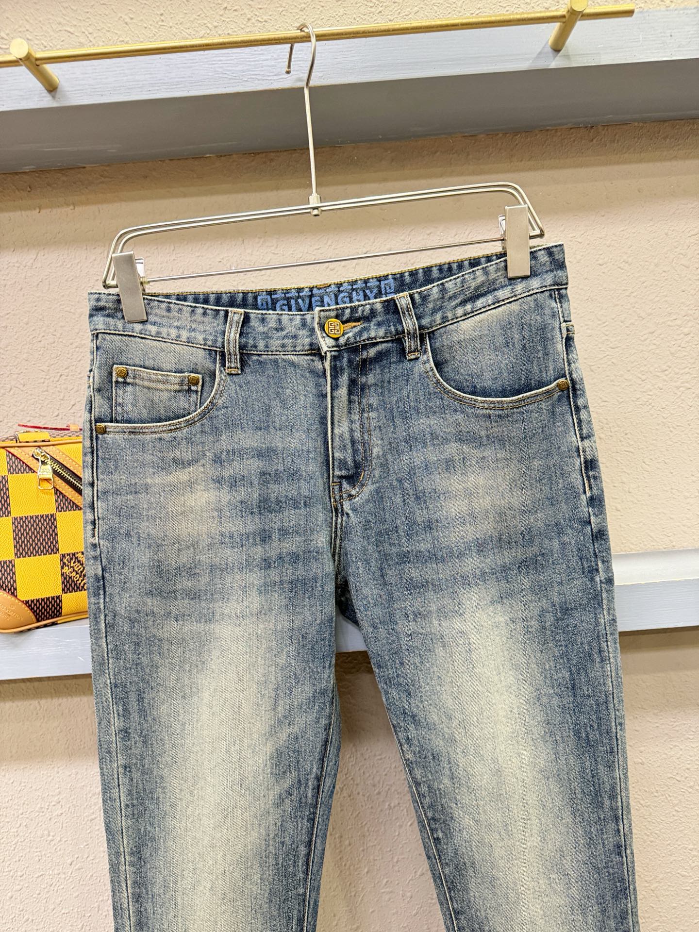 Givenchy 纪梵希 专柜新品，原版牛仔裤 原版重工打造，品牌经典LOGO设计，三标齐全！原版五金辅料。专柜定制牛仔