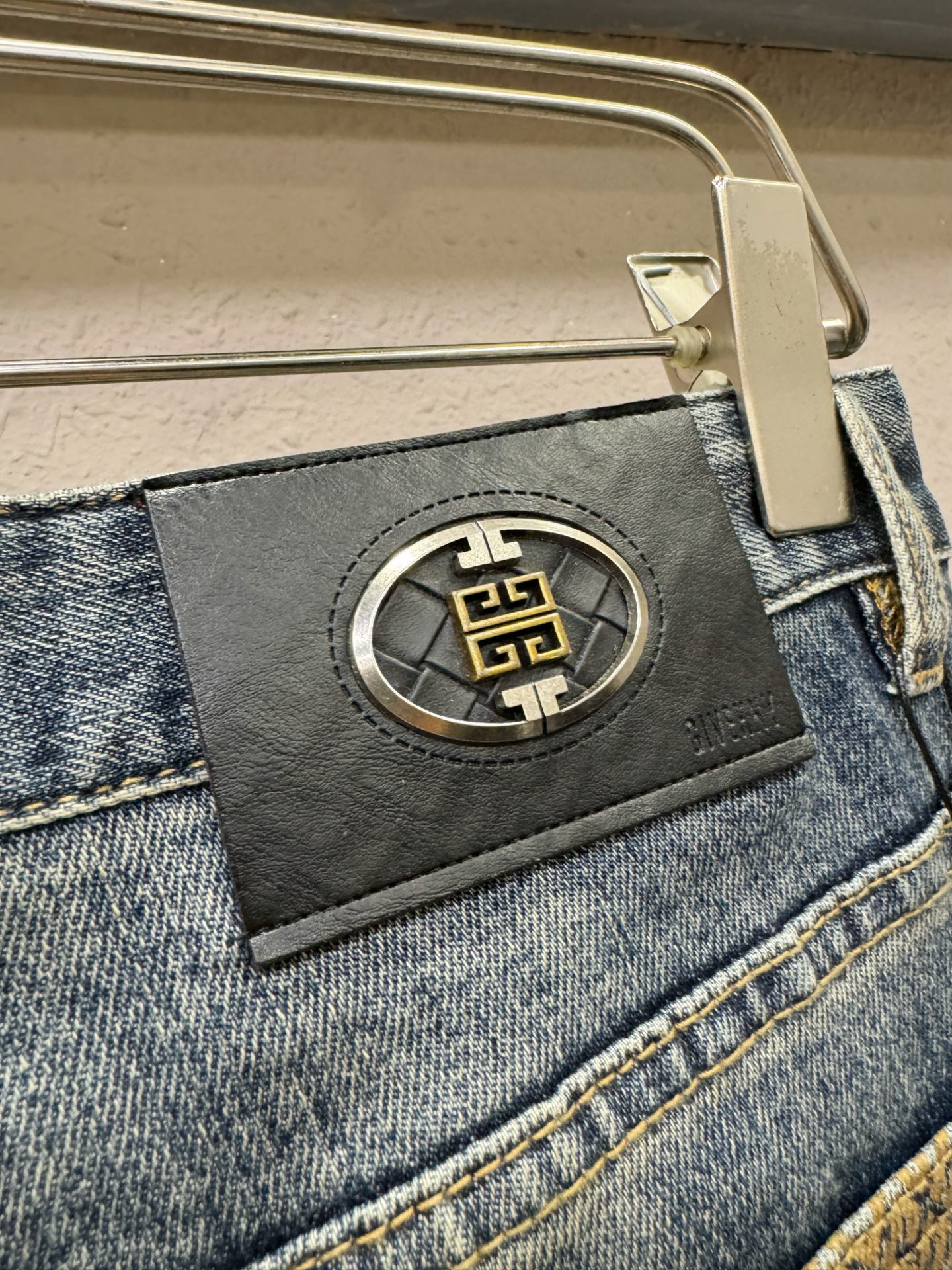 Givenchy 纪梵希 专柜新品，原版牛仔裤 原版重工打造，品牌经典LOGO设计，三标齐全！原版五金辅料。专柜定制牛仔