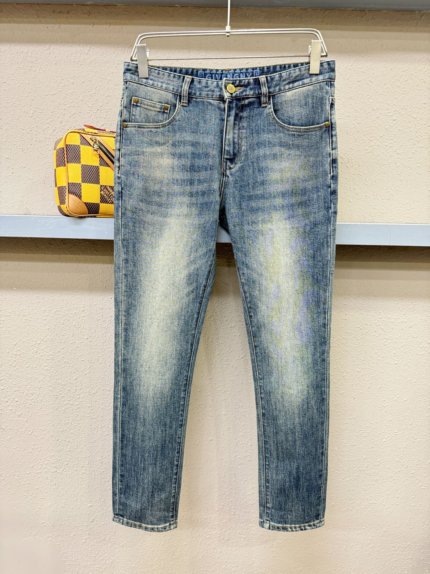 Givenchy 纪梵希 专柜新品,原版牛仔裤 原版重工打造,品牌经典LOGO设计,三标齐全!原版五金辅料。专柜定制牛仔 Givenchy 纪梵希 专柜新品,原版牛仔裤 原版重工打造,品牌经典LOGO设计,三标齐全!原版五金辅料。专柜定制牛仔