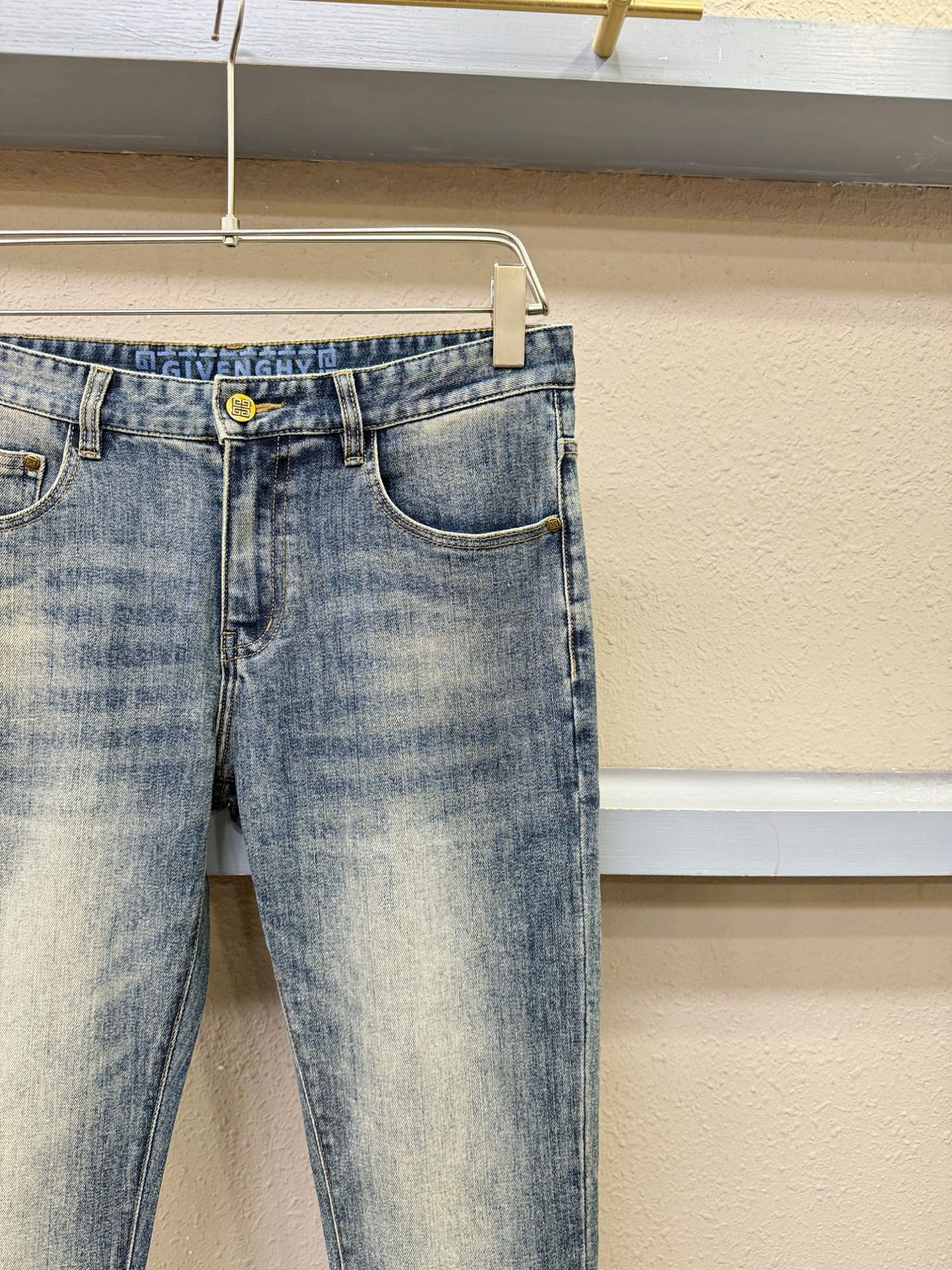 Givenchy 纪梵希 专柜新品，原版牛仔裤 原版重工打造，品牌经典LOGO设计，三标齐全！原版五金辅料。专柜定制牛仔