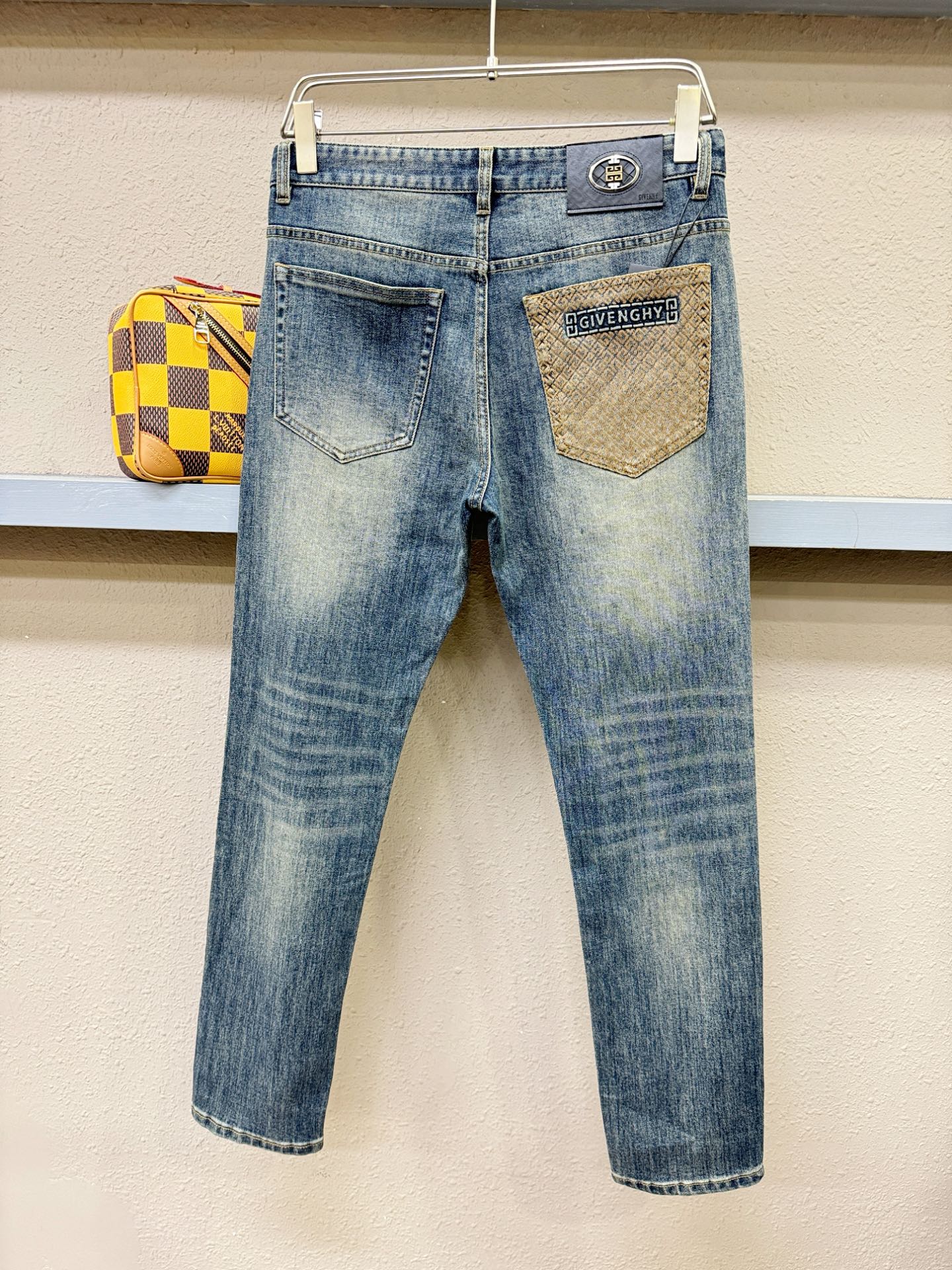 Givenchy 纪梵希 专柜新品，原版牛仔裤 原版重工打造，品牌经典LOGO设计，三标齐全！原版五金辅料。专柜定制牛仔