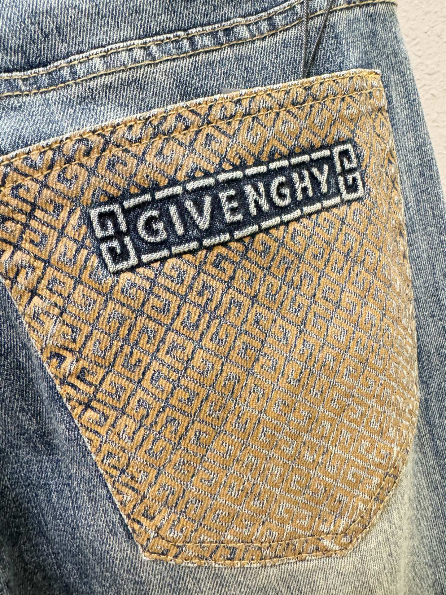 Givenchy 纪梵希 专柜新品，原版牛仔裤 原版重工打造，品牌经典LOGO设计，三标齐全！原版五金辅料。专柜定制牛仔
