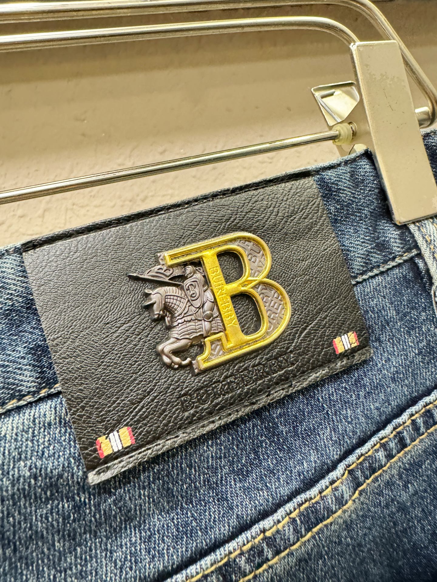 BURBERRY巴宝莉 专柜新品，原版牛仔裤 原版重工打造，品牌经典LOGO设计，三标齐全！原版五金辅料。专柜定制牛仔面