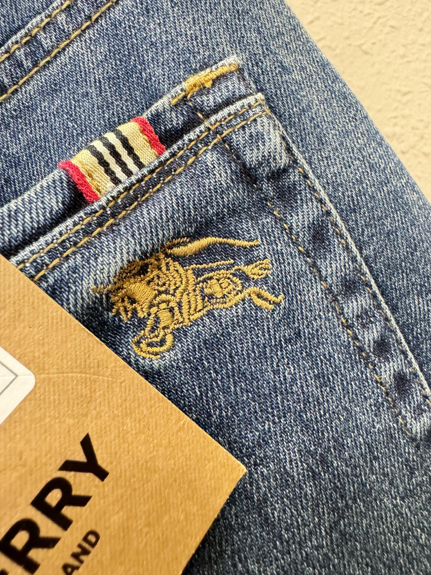 BURBERRY巴宝莉 专柜新品，原版牛仔裤 原版重工打造，品牌经典LOGO设计，三标齐全！原版五金辅料。专柜定制牛仔面