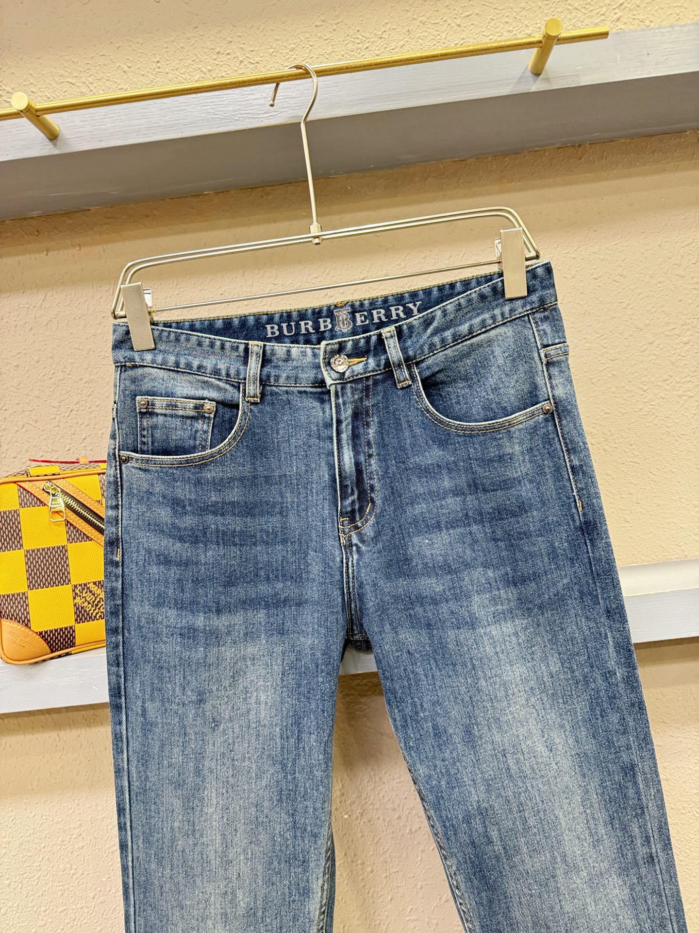 BURBERRY巴宝莉 专柜新品，原版牛仔裤 原版重工打造，品牌经典LOGO设计，三标齐全！原版五金辅料。专柜定制牛仔面