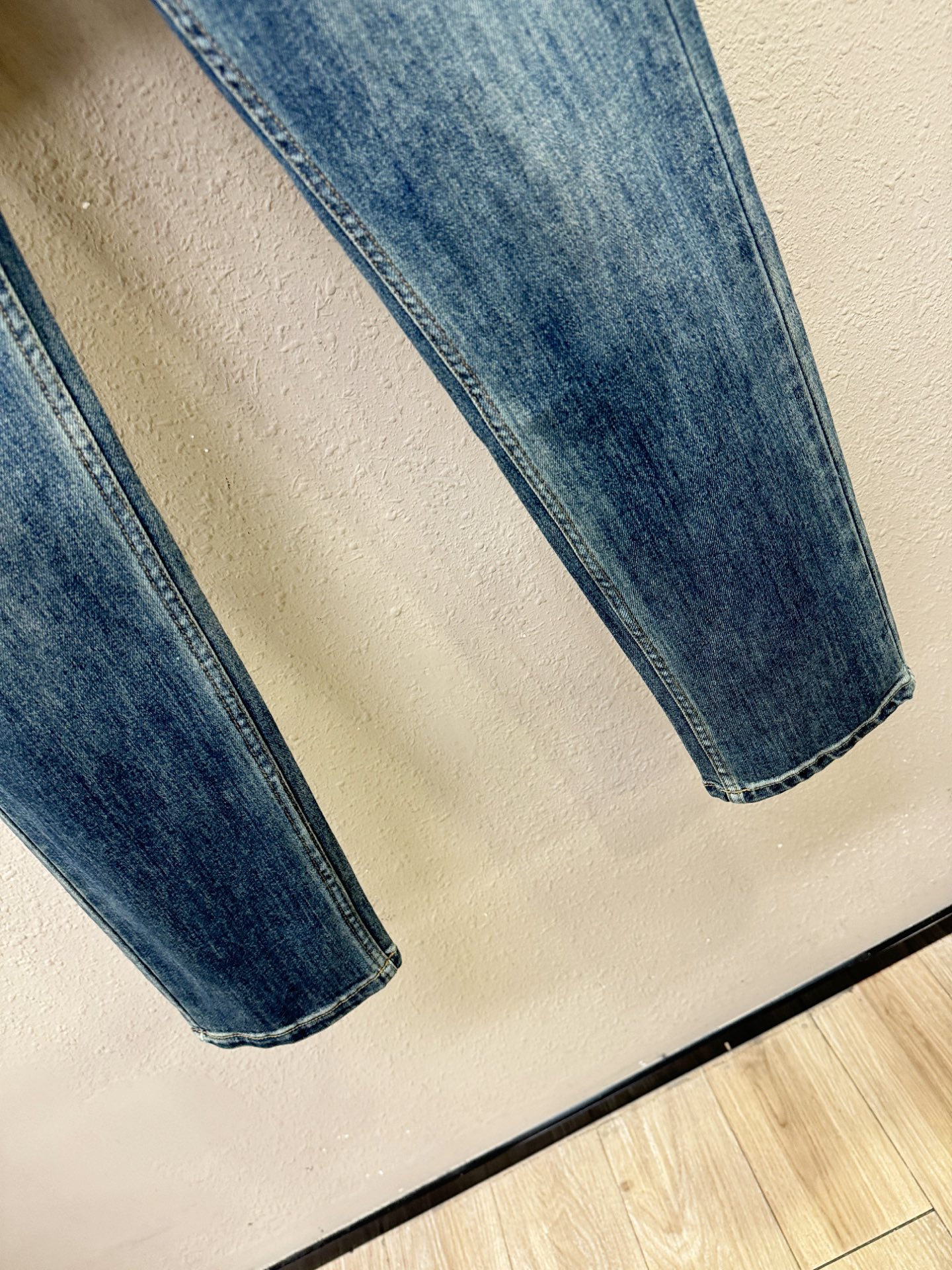 BURBERRY巴宝莉 专柜新品，原版牛仔裤 原版重工打造，品牌经典LOGO设计，三标齐全！原版五金辅料。专柜定制牛仔面