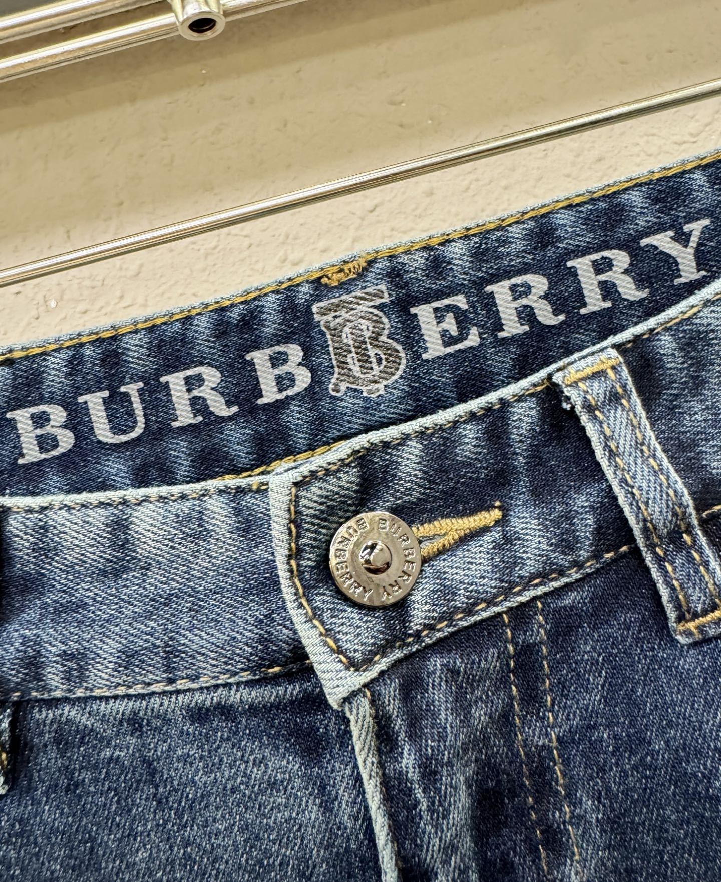 BURBERRY巴宝莉 专柜新品，原版牛仔裤 原版重工打造，品牌经典LOGO设计，三标齐全！原版五金辅料。专柜定制牛仔面