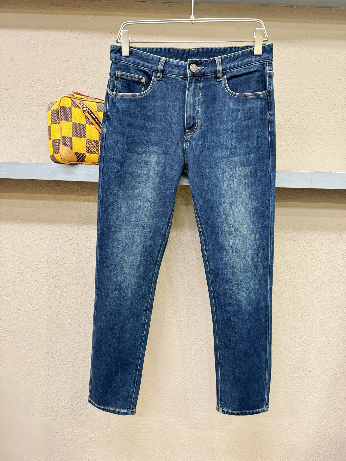DG 专柜新品,原版牛仔裤 原版重工打造,品牌经典LOGO设计,三标齐全!原版五金辅料。专柜定制牛仔面料,完全对版专柜, DG 专柜新品,原版牛仔裤 原版重工打造,品牌经典LOGO设计,三标齐全!原版五金辅料。专柜定制牛仔面料,完全对版专柜,