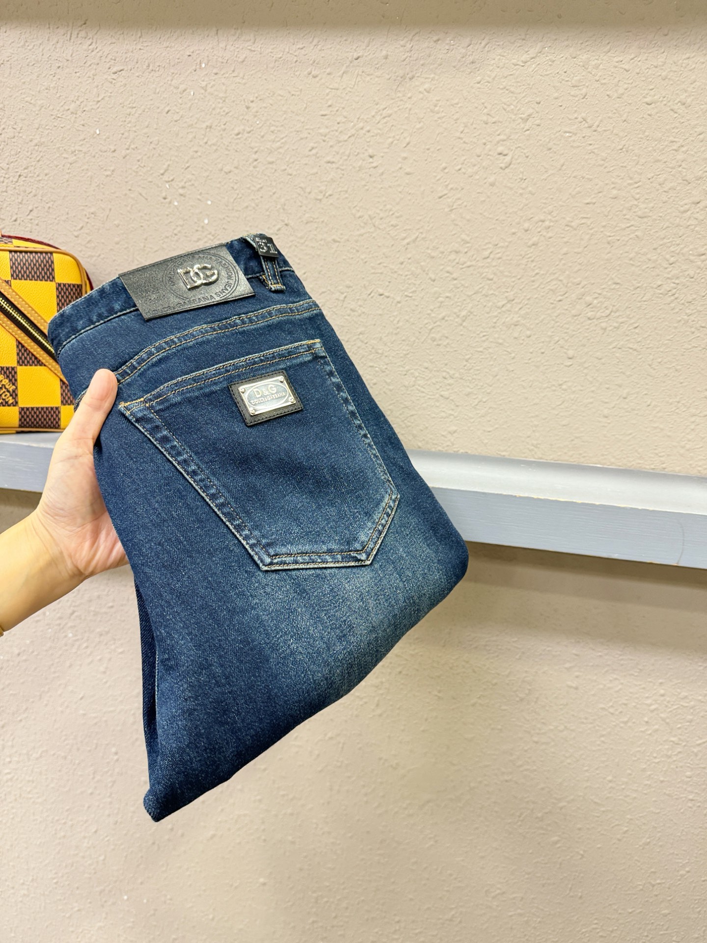 DG 专柜新品，原版牛仔裤 原版重工打造，品牌经典LOGO设计，三标齐全！原版五金辅料。专柜定制牛仔面料，完全对版专柜，