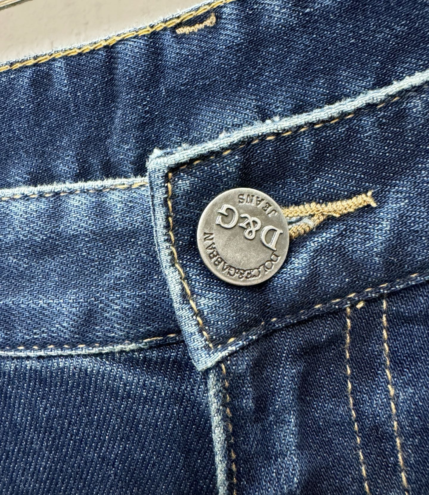DG 专柜新品，原版牛仔裤 原版重工打造，品牌经典LOGO设计，三标齐全！原版五金辅料。专柜定制牛仔面料，完全对版专柜，