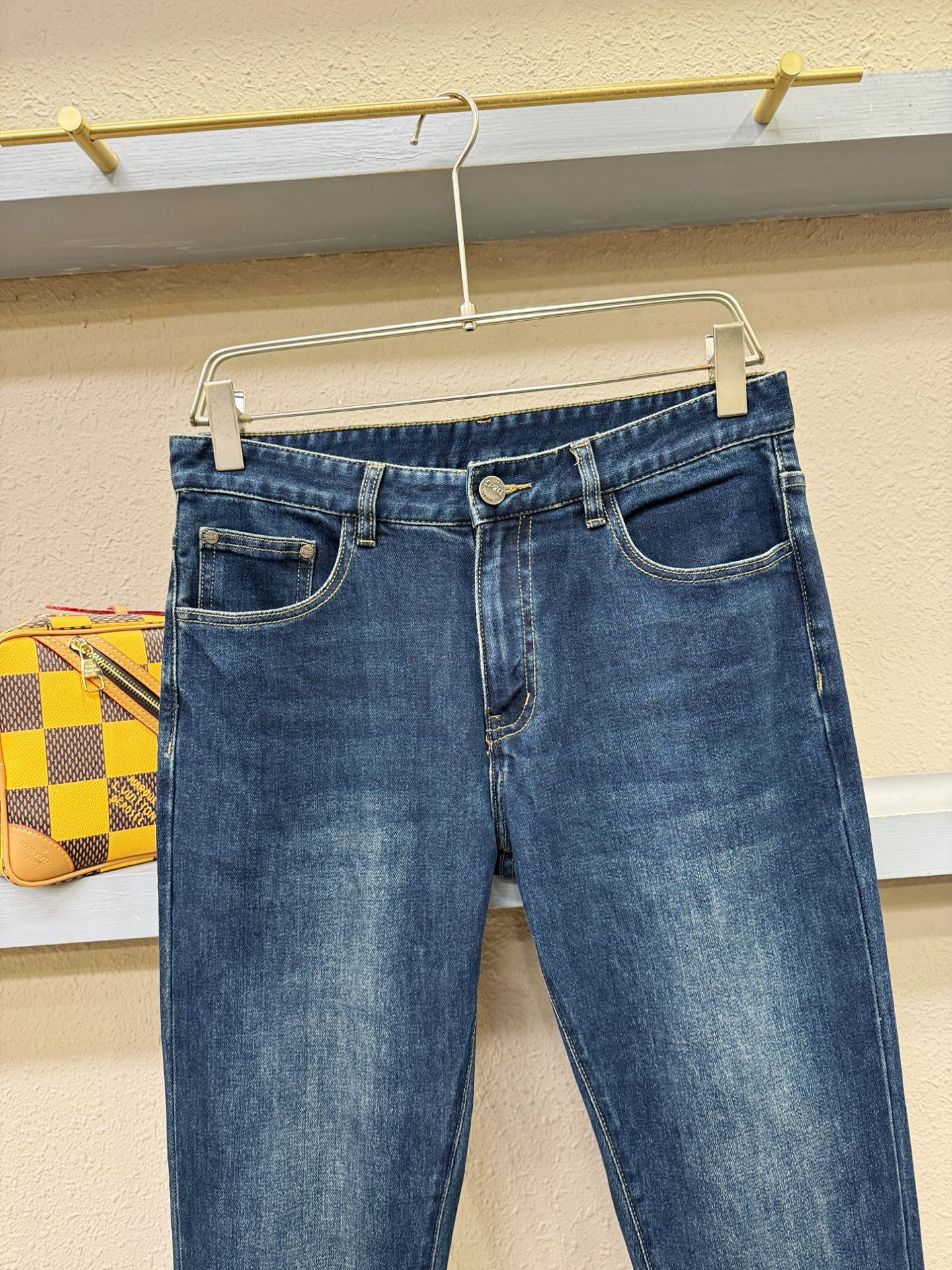 DG 专柜新品，原版牛仔裤 原版重工打造，品牌经典LOGO设计，三标齐全！原版五金辅料。专柜定制牛仔面料，完全对版专柜，