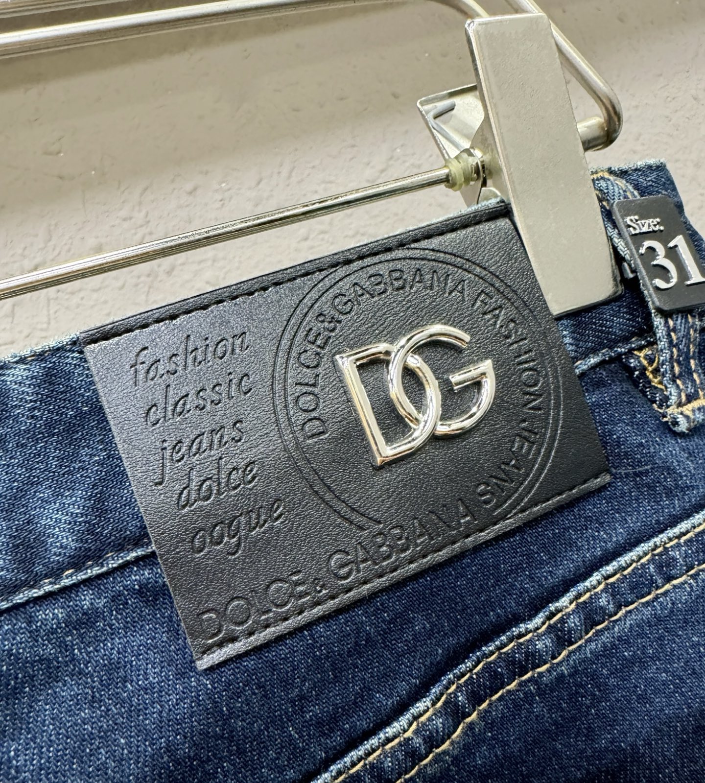 DG 专柜新品，原版牛仔裤 原版重工打造，品牌经典LOGO设计，三标齐全！原版五金辅料。专柜定制牛仔面料，完全对版专柜，