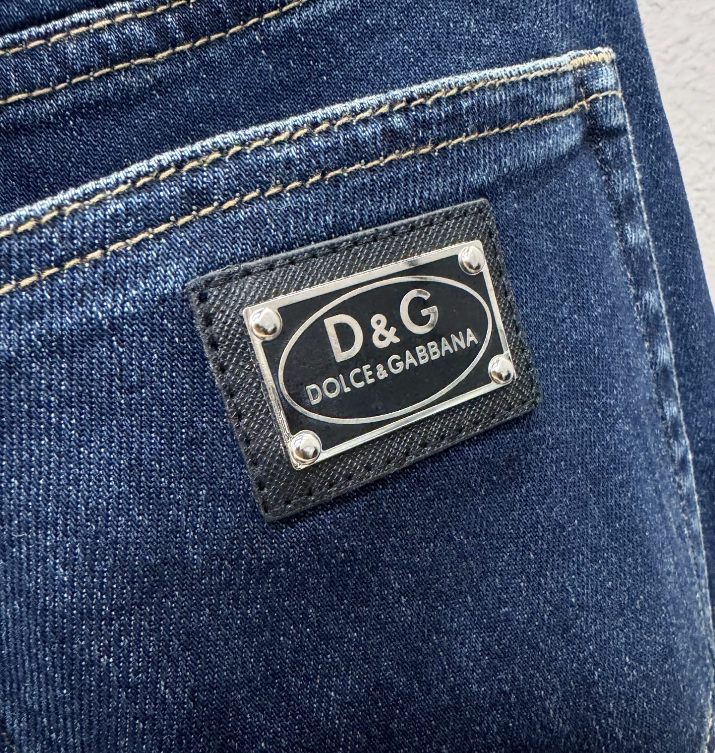 DG 专柜新品，原版牛仔裤 原版重工打造，品牌经典LOGO设计，三标齐全！原版五金辅料。专柜定制牛仔面料，完全对版专柜，