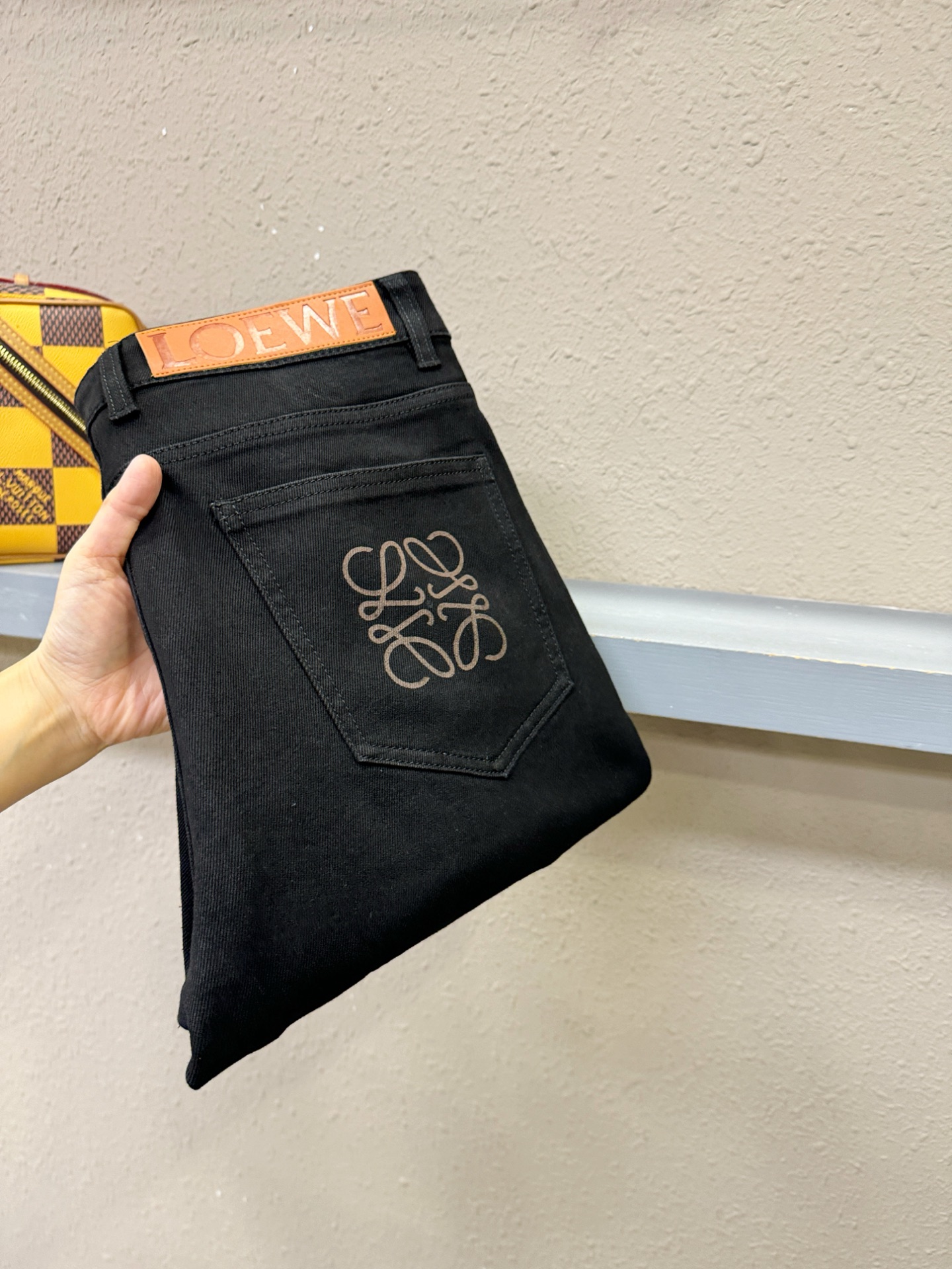 LOEWE罗意威 专柜新品，原版牛仔裤 原版重工打造，品牌经典LOGO设计，三标齐全！原版五金辅料。专柜定制牛仔面料，完