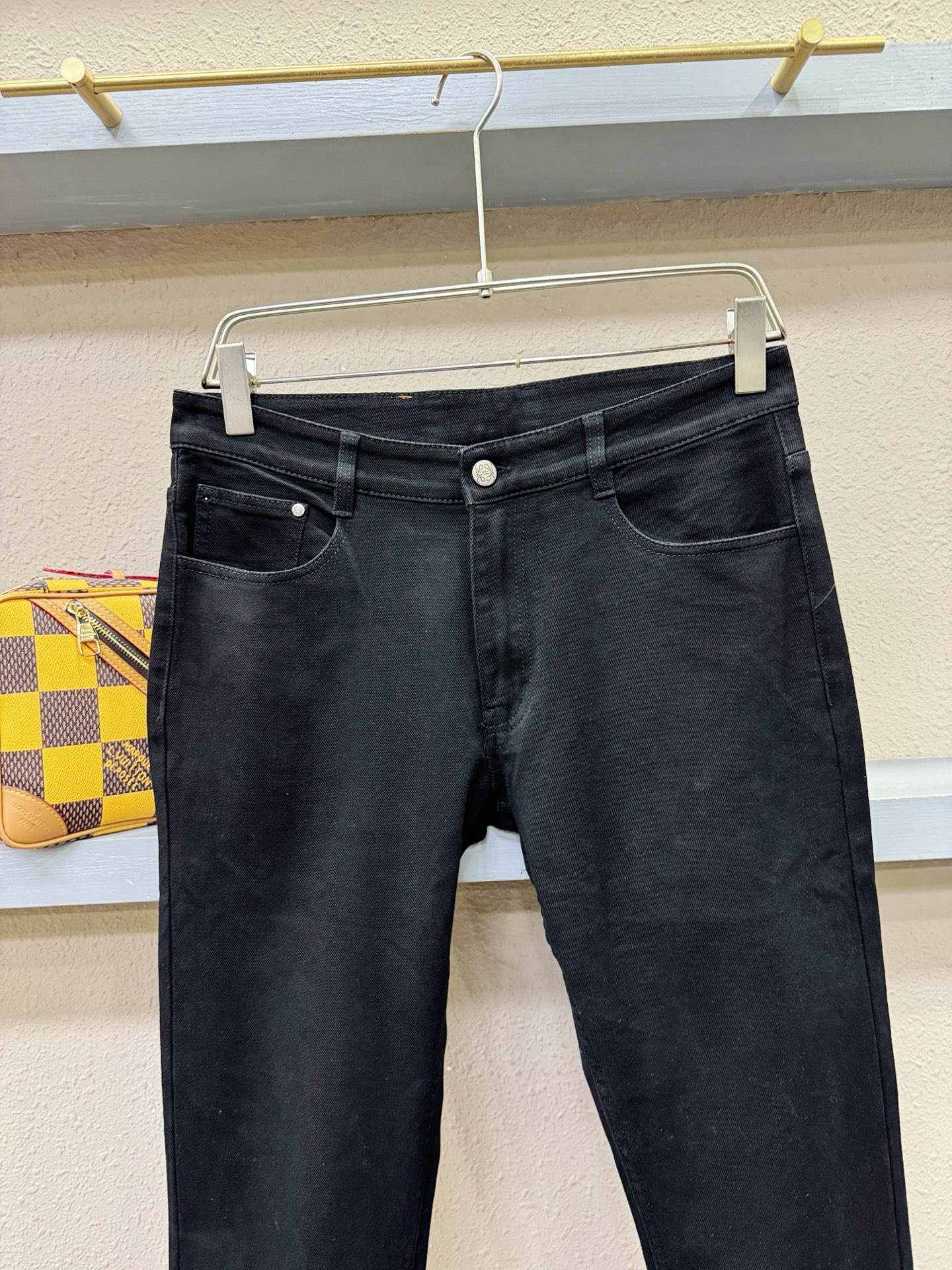 LOEWE罗意威 专柜新品，原版牛仔裤 原版重工打造，品牌经典LOGO设计，三标齐全！原版五金辅料。专柜定制牛仔面料，完