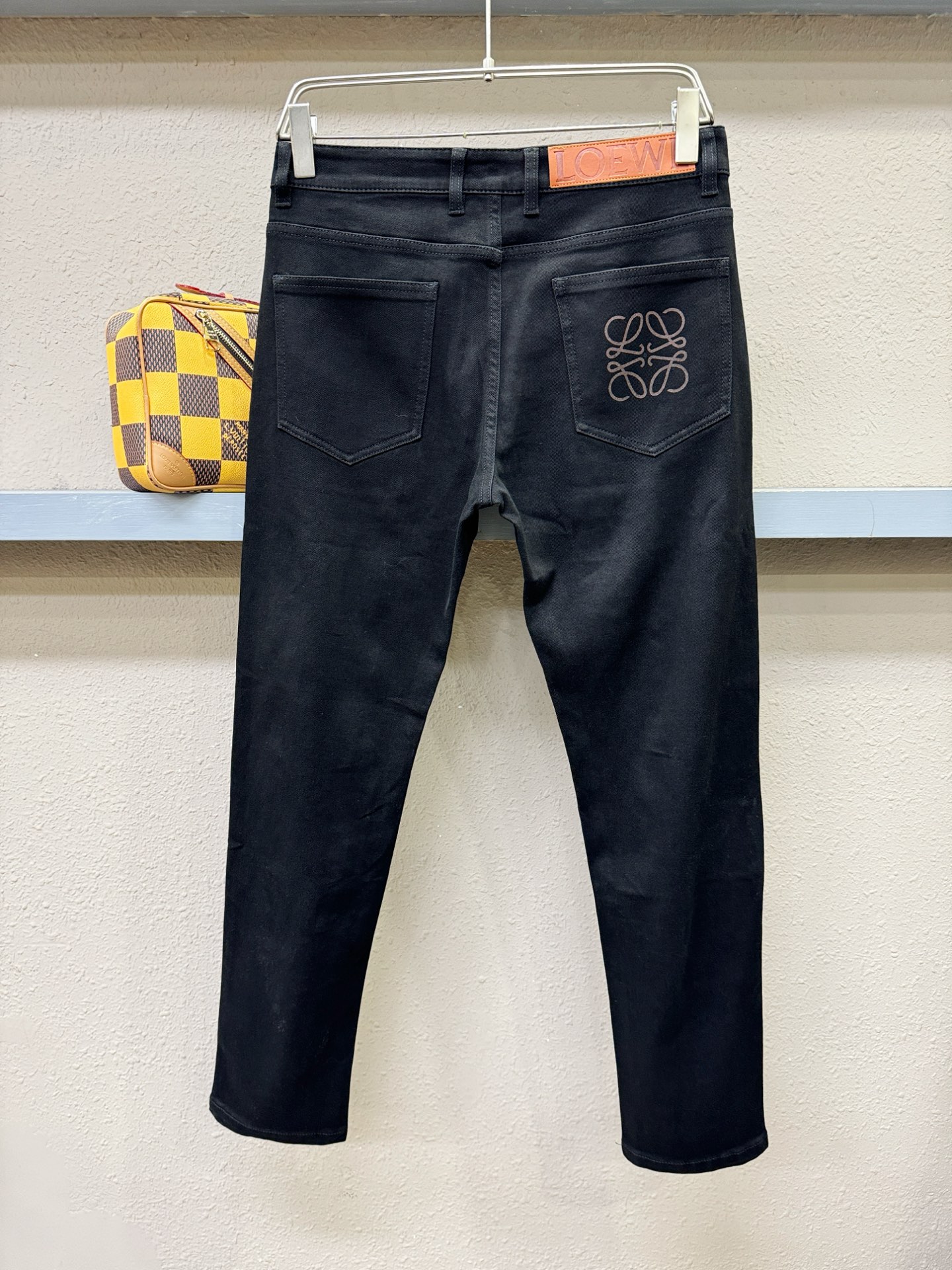 LOEWE罗意威 专柜新品，原版牛仔裤 原版重工打造，品牌经典LOGO设计，三标齐全！原版五金辅料。专柜定制牛仔面料，完