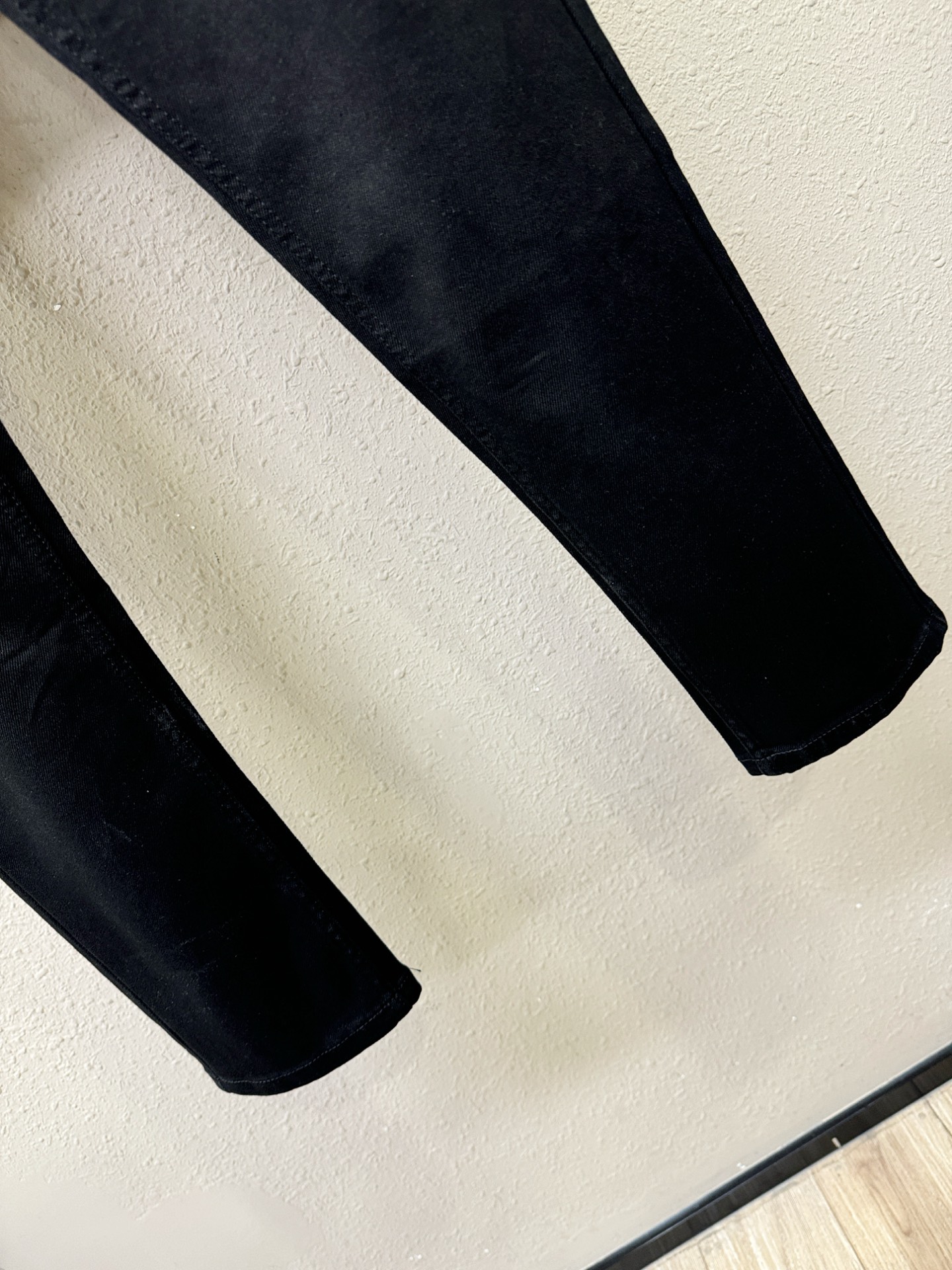 LOEWE罗意威 专柜新品，原版牛仔裤 原版重工打造，品牌经典LOGO设计，三标齐全！原版五金辅料。专柜定制牛仔面料，完