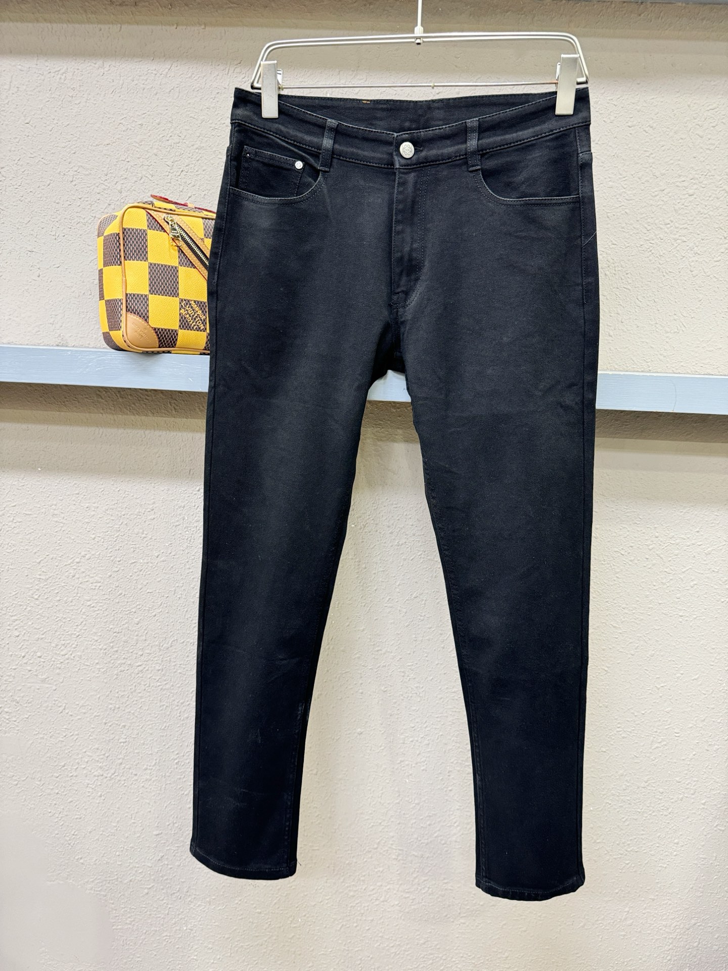 LOEWE罗意威 专柜新品,原版牛仔裤 原版重工打造,品牌经典LOGO设计,三标齐全!原版五金辅料。专柜定制牛仔面料,完 LOEWE罗意威 专柜新品,原版牛仔裤 原版重工打造,品牌经典LOGO设计,三标齐全!原版五金辅料。专柜定制牛仔面料,完