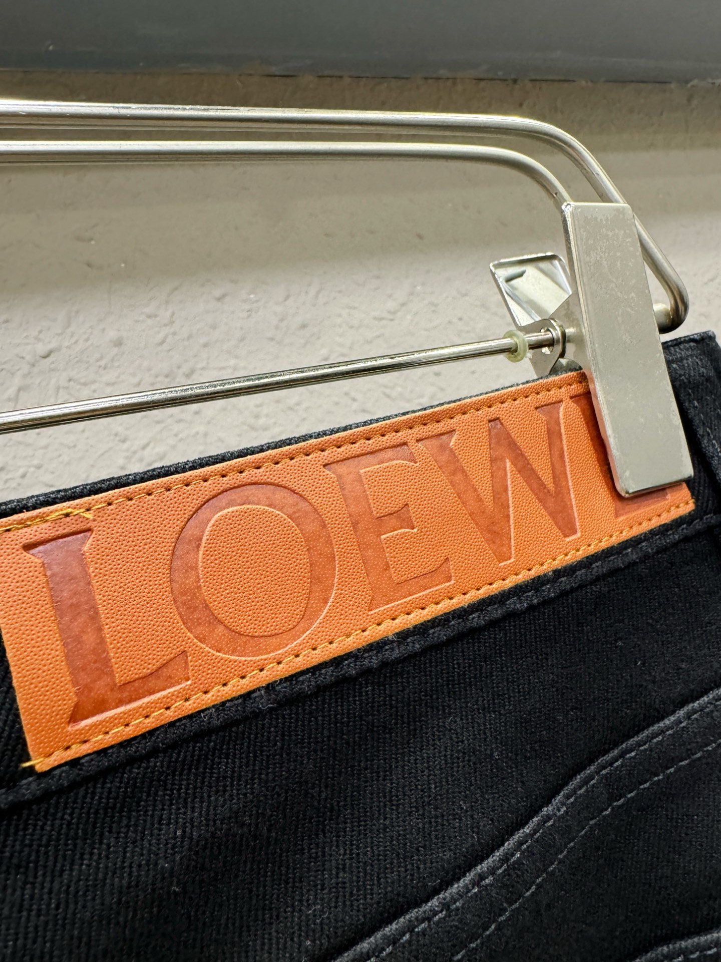 LOEWE罗意威 专柜新品，原版牛仔裤 原版重工打造，品牌经典LOGO设计，三标齐全！原版五金辅料。专柜定制牛仔面料，完