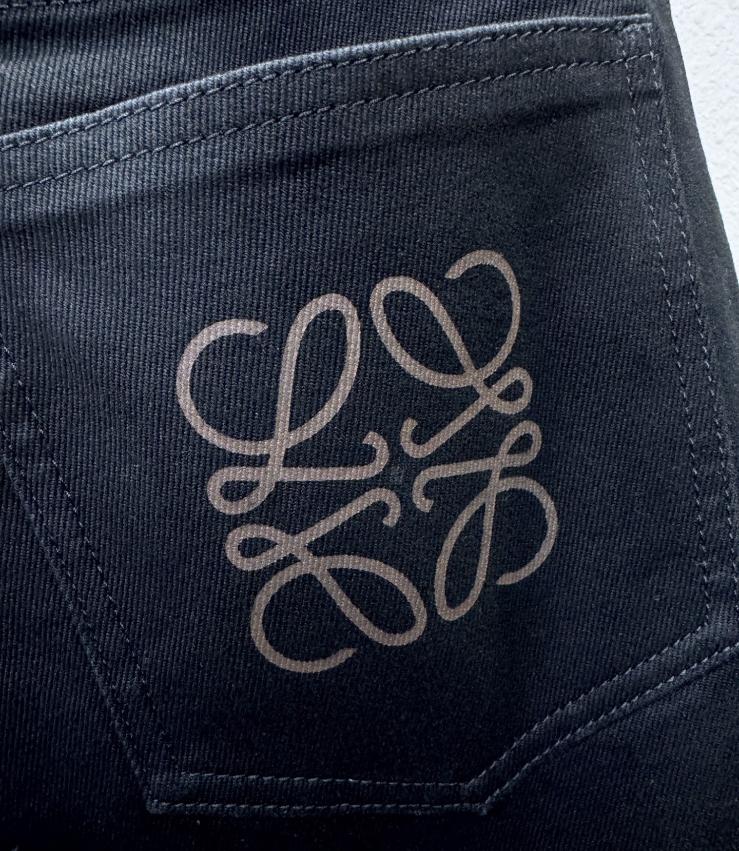 LOEWE罗意威 专柜新品，原版牛仔裤 原版重工打造，品牌经典LOGO设计，三标齐全！原版五金辅料。专柜定制牛仔面料，完