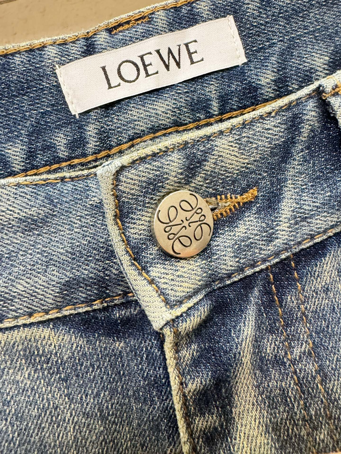 LOEWE罗意威 专柜新品，原版牛仔裤 原版重工打造，品牌经典LOGO设计，三标齐全！原版五金辅料。专柜定制牛仔面料，完