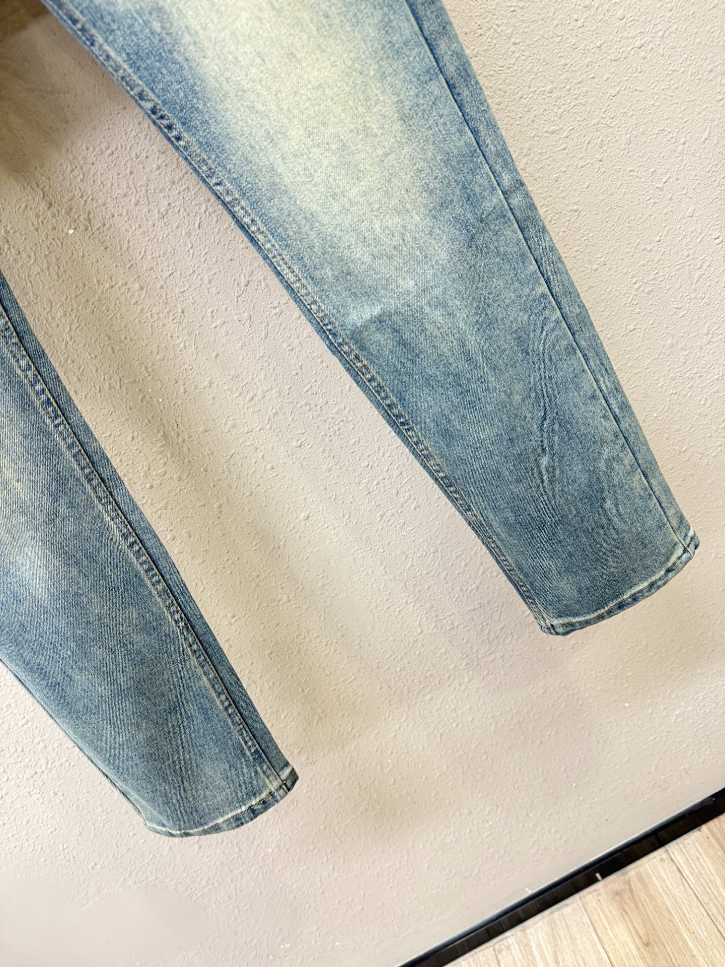 LOEWE罗意威 专柜新品，原版牛仔裤 原版重工打造，品牌经典LOGO设计，三标齐全！原版五金辅料。专柜定制牛仔面料，完