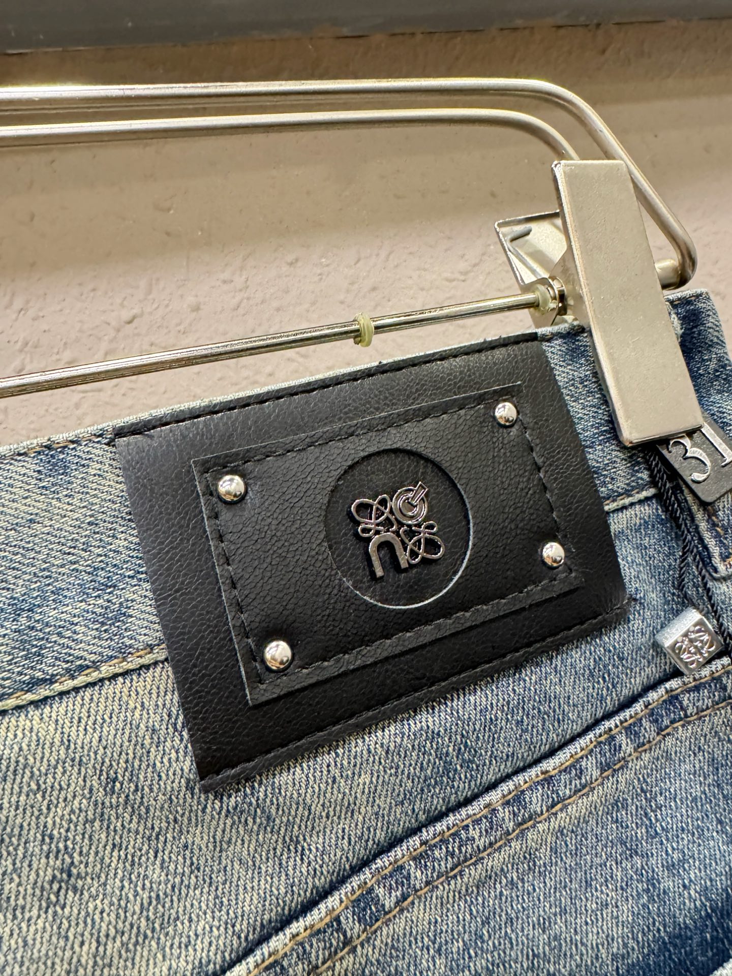 LOEWE罗意威 专柜新品，原版牛仔裤 原版重工打造，品牌经典LOGO设计，三标齐全！原版五金辅料。专柜定制牛仔面料，完