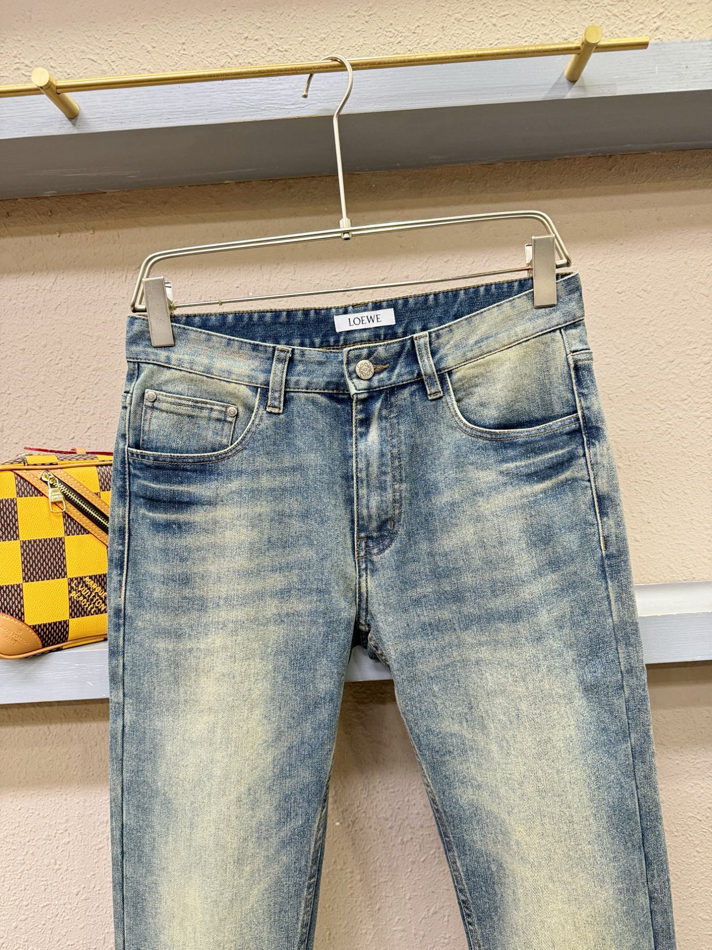 LOEWE罗意威 专柜新品，原版牛仔裤 原版重工打造，品牌经典LOGO设计，三标齐全！原版五金辅料。专柜定制牛仔面料，完