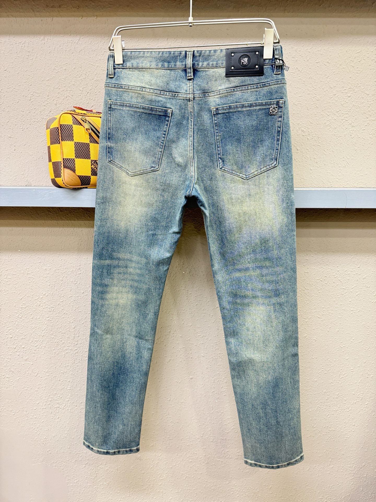 LOEWE罗意威 专柜新品，原版牛仔裤 原版重工打造，品牌经典LOGO设计，三标齐全！原版五金辅料。专柜定制牛仔面料，完