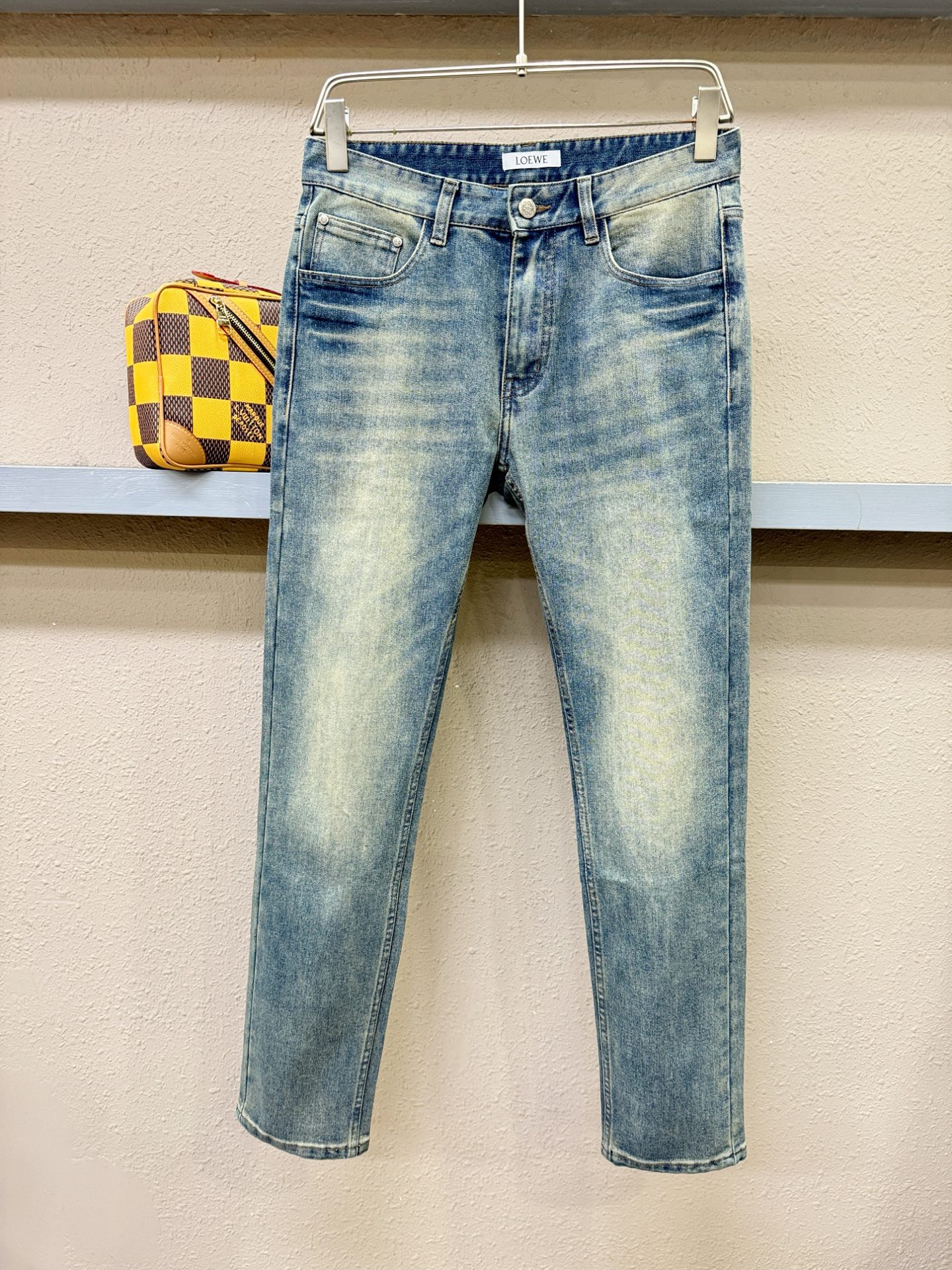 LOEWE罗意威 专柜新品,原版牛仔裤 原版重工打造,品牌经典LOGO设计,三标齐全!原版五金辅料。专柜定制牛仔面料,完 LOEWE罗意威 专柜新品,原版牛仔裤 原版重工打造,品牌经典LOGO设计,三标齐全!原版五金辅料。专柜定制牛仔面料,完