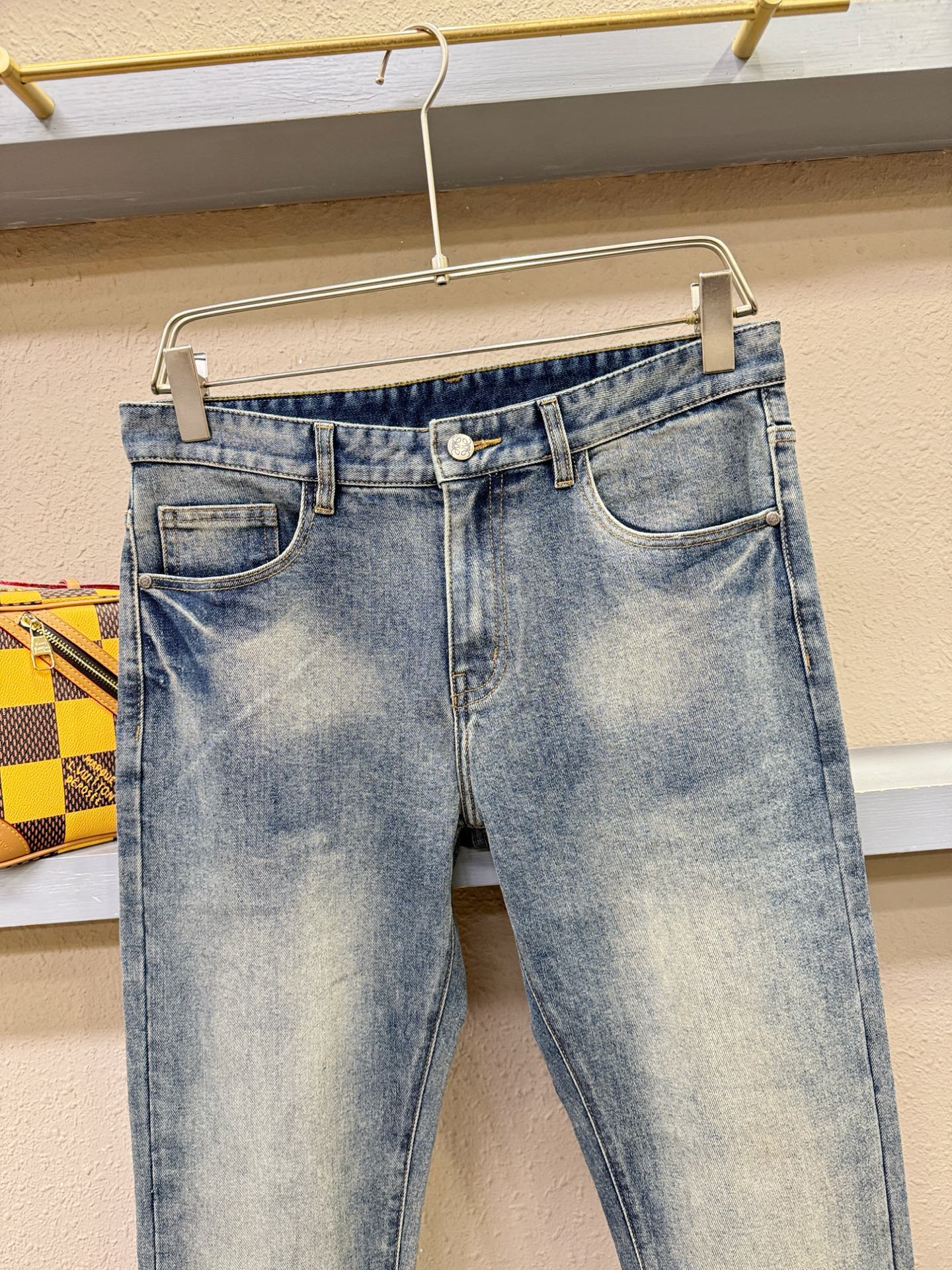 LOEWE罗意威 专柜新品，原版牛仔裤 原版重工打造，品牌经典LOGO设计，三标齐全！原版五金辅料。专柜定制牛仔面料，完