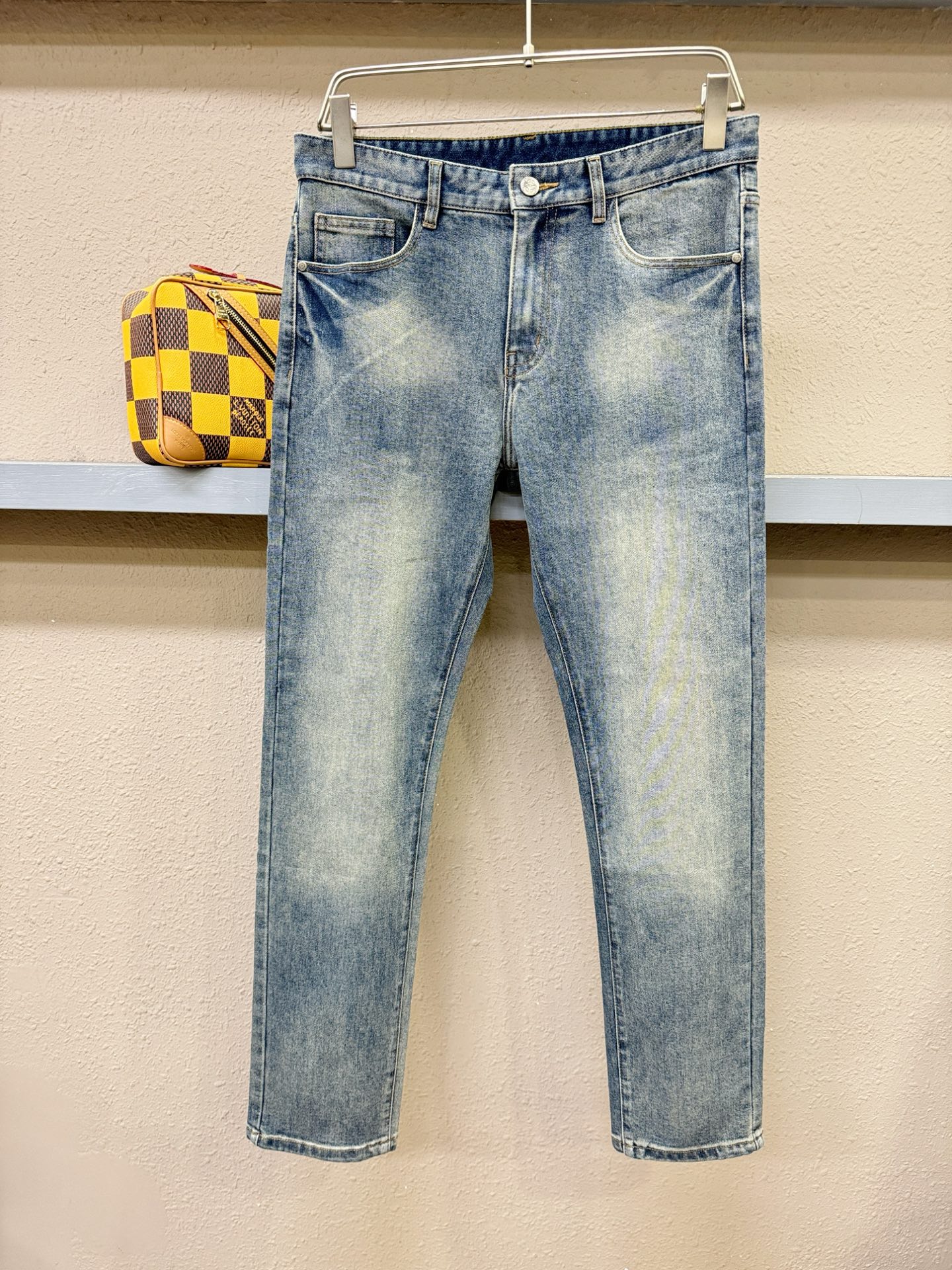 LOEWE罗意威 专柜新品,原版牛仔裤 原版重工打造,品牌经典LOGO设计,三标齐全!原版五金辅料。专柜定制牛仔面料,完 LOEWE罗意威 专柜新品,原版牛仔裤 原版重工打造,品牌经典LOGO设计,三标齐全!原版五金辅料。专柜定制牛仔面料,完