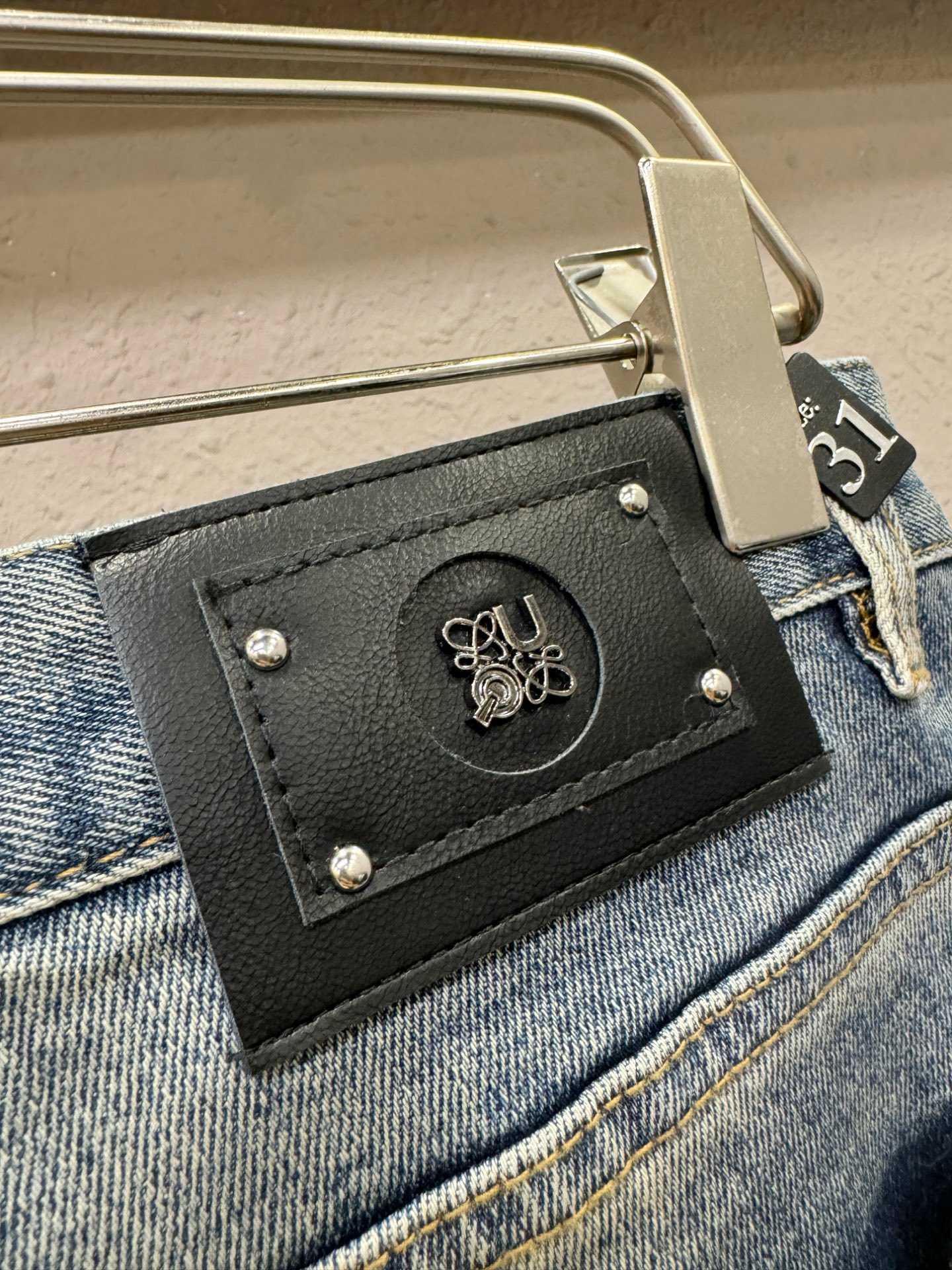 LOEWE罗意威 专柜新品，原版牛仔裤 原版重工打造，品牌经典LOGO设计，三标齐全！原版五金辅料。专柜定制牛仔面料，完