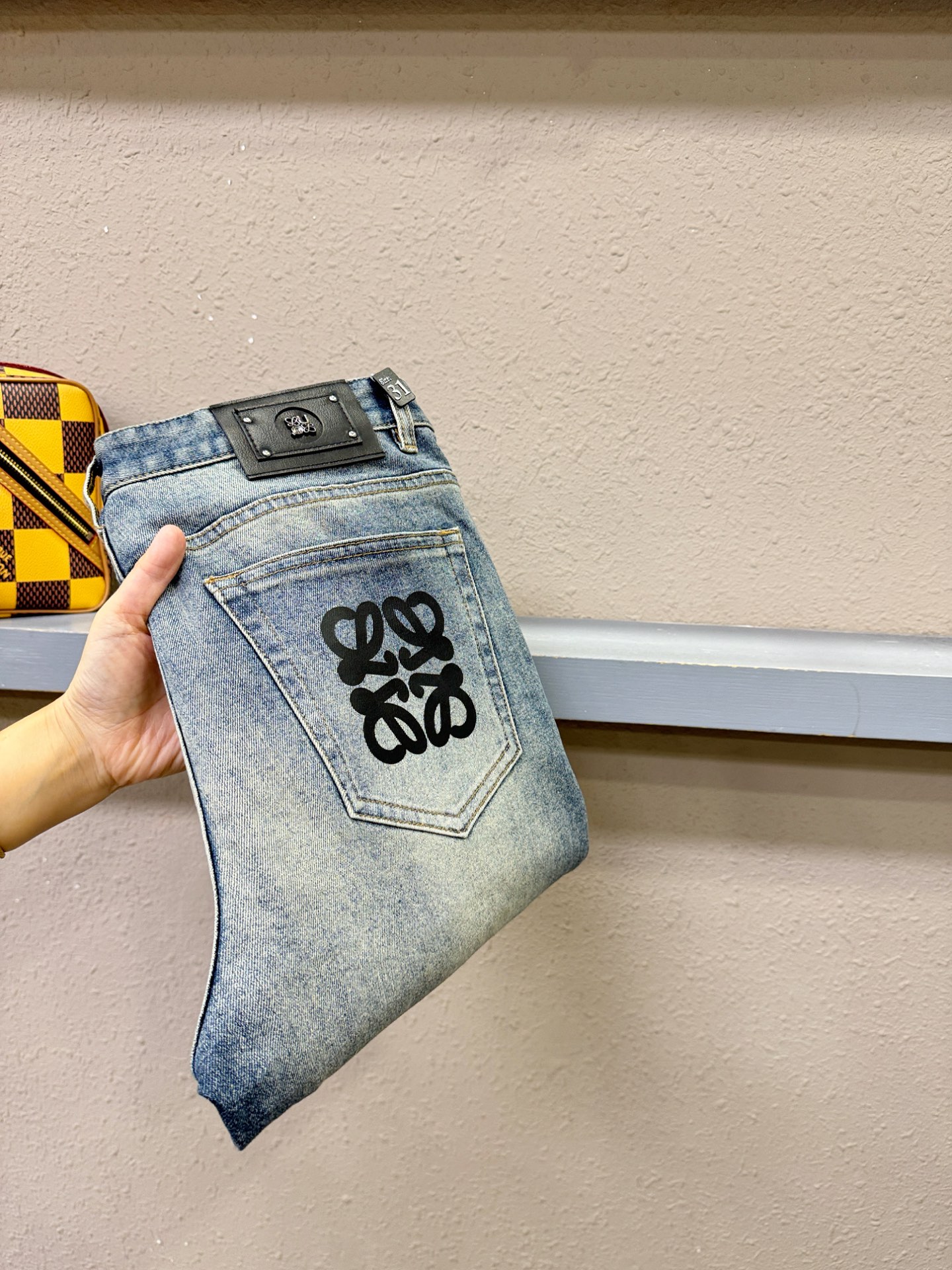 LOEWE罗意威 专柜新品，原版牛仔裤 原版重工打造，品牌经典LOGO设计，三标齐全！原版五金辅料。专柜定制牛仔面料，完