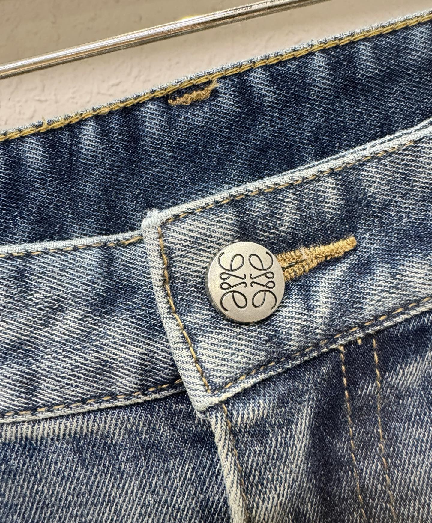 LOEWE罗意威 专柜新品，原版牛仔裤 原版重工打造，品牌经典LOGO设计，三标齐全！原版五金辅料。专柜定制牛仔面料，完