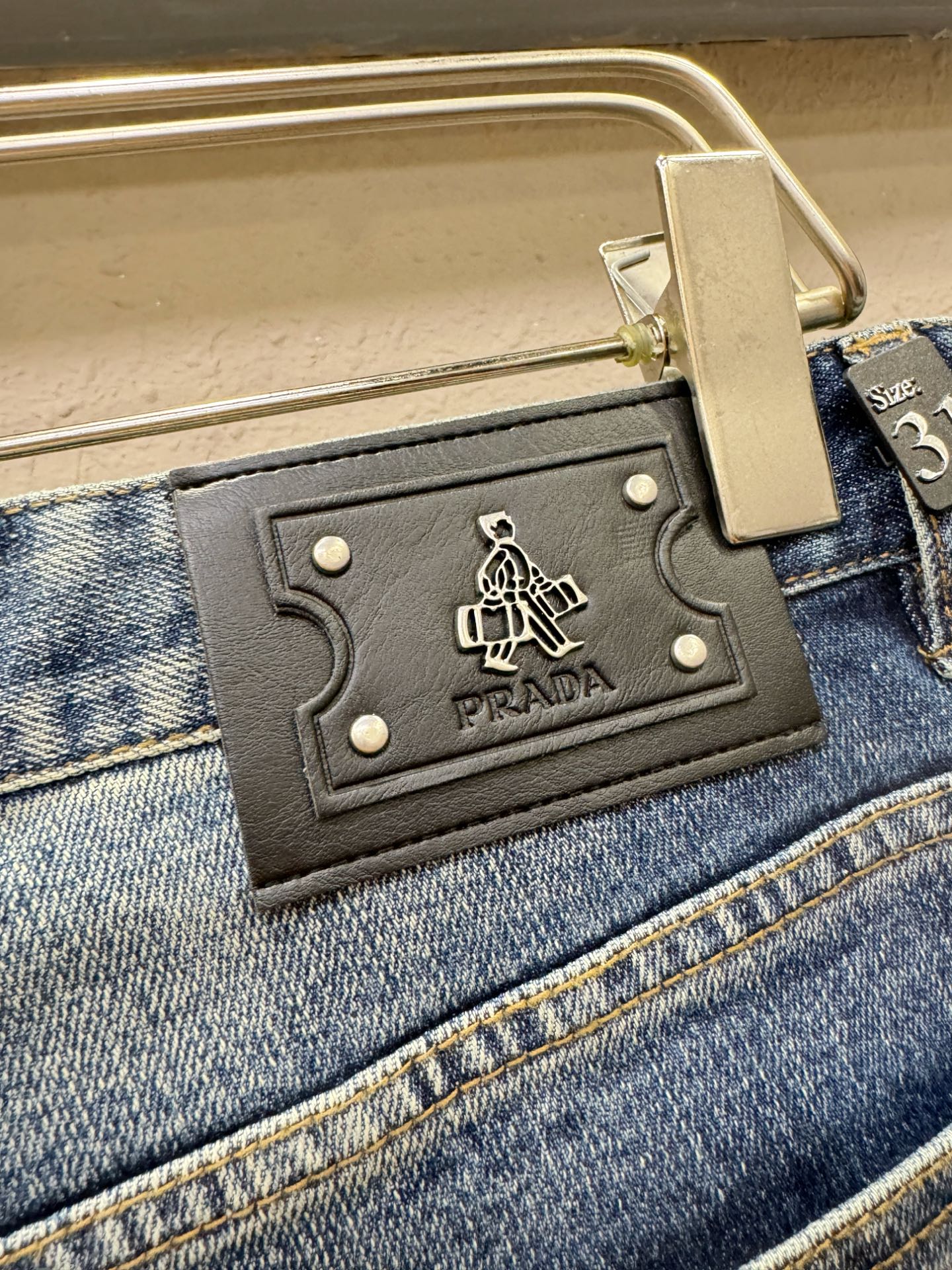 PRADA普拉达   专柜新品，原版牛仔裤 原版重工打造，品牌经典LOGO设计，三标齐全！原版五金辅料。专柜定制牛仔面料
