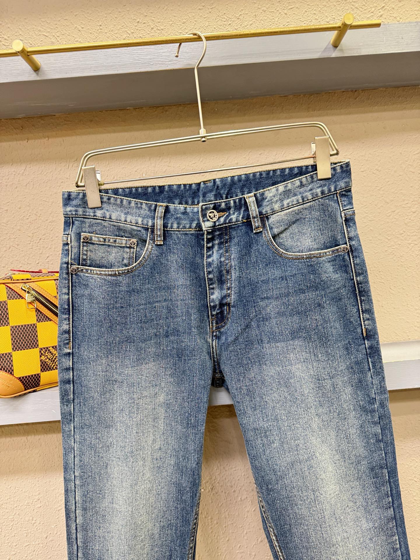 PRADA普拉达   专柜新品，原版牛仔裤 原版重工打造，品牌经典LOGO设计，三标齐全！原版五金辅料。专柜定制牛仔面料