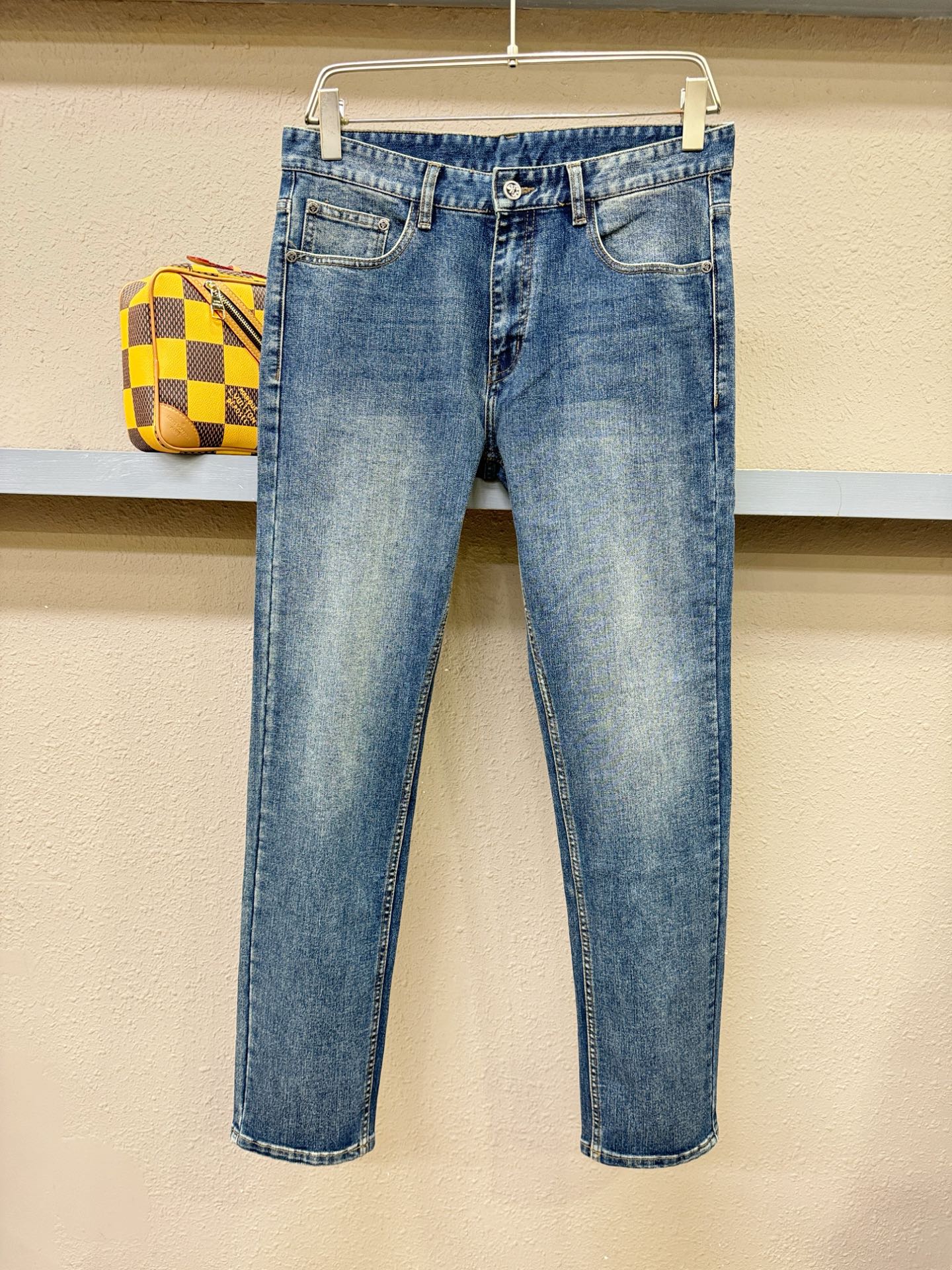 PRADA普拉达 专柜新品,原版牛仔裤 原版重工打造,品牌经典LOGO设计,三标齐全!原版五金辅料。专柜定制牛仔面料 PRADA普拉达 专柜新品,原版牛仔裤 原版重工打造,品牌经典LOGO设计,三标齐全!原版五金辅料。专柜定制牛仔面料