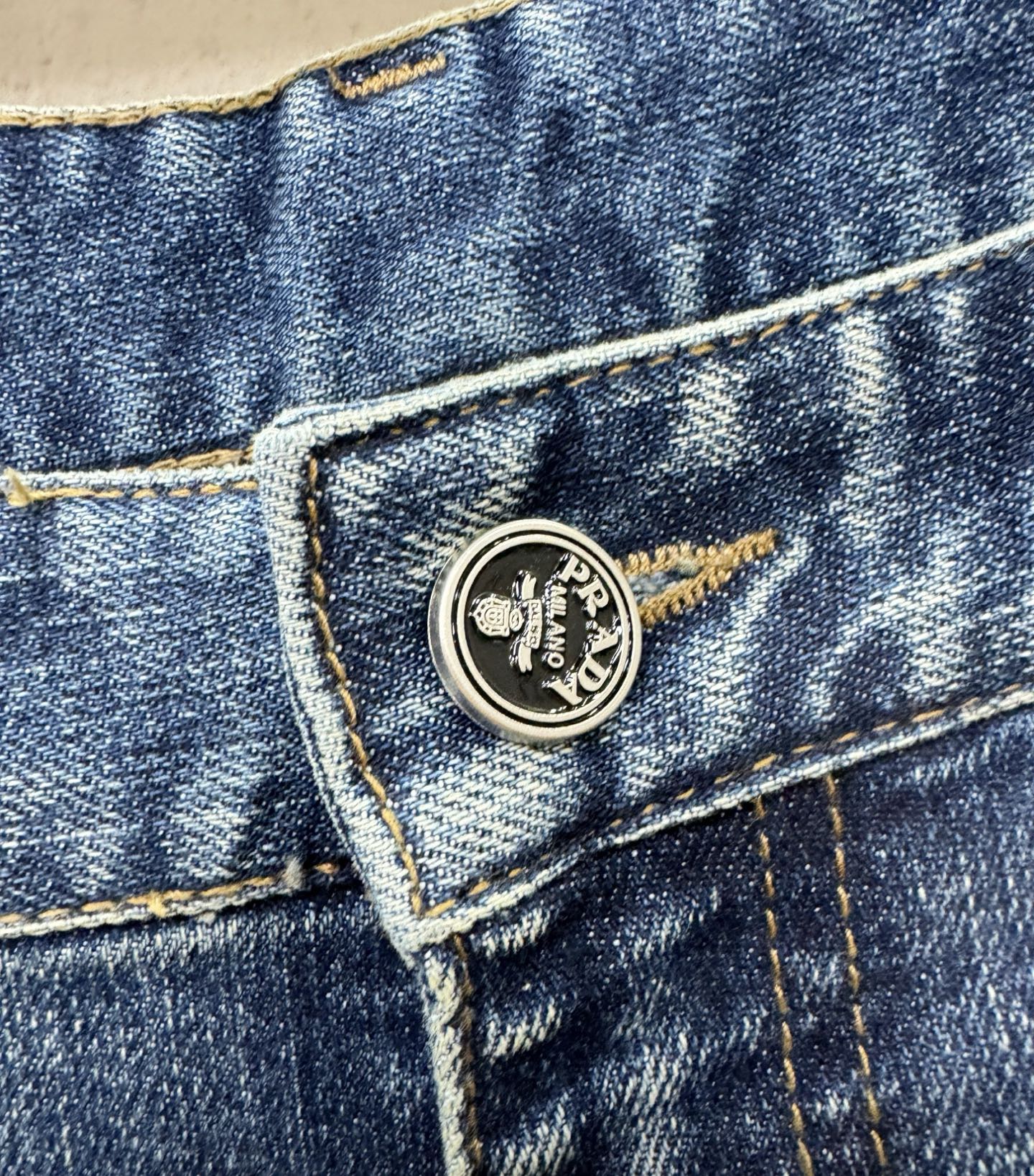 PRADA普拉达   专柜新品，原版牛仔裤 原版重工打造，品牌经典LOGO设计，三标齐全！原版五金辅料。专柜定制牛仔面料