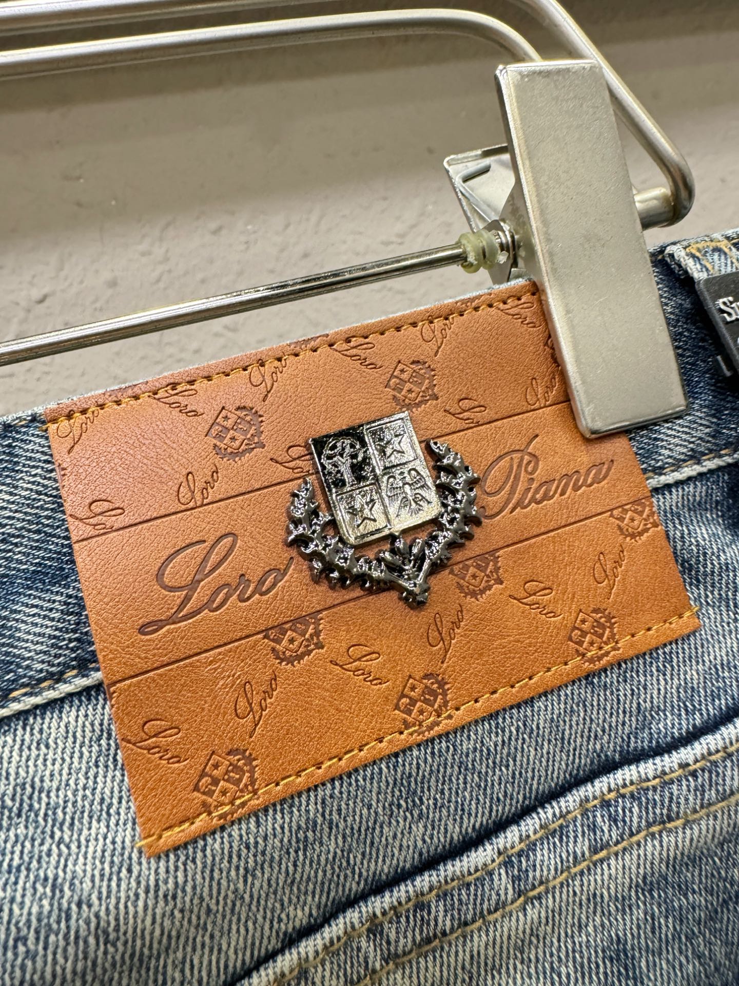 Loro Piana诺悠翩雅 专柜新品，原版牛仔裤 原版重工打造，品牌经典LOGO设计，三标齐全！原版五金辅料。专柜定制