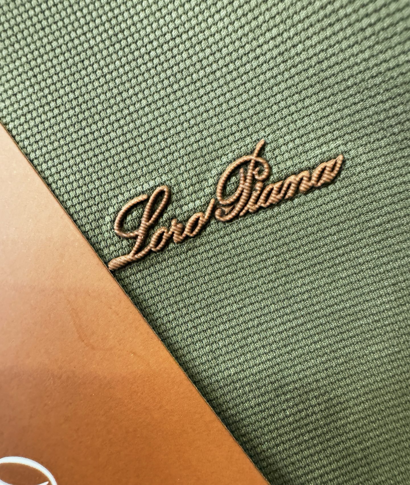 Loro Piana诺悠翩雅 专柜新品，原版牛仔裤 原版重工打造，品牌经典LOGO设计，三标齐全！原版五金辅料。专柜定制
