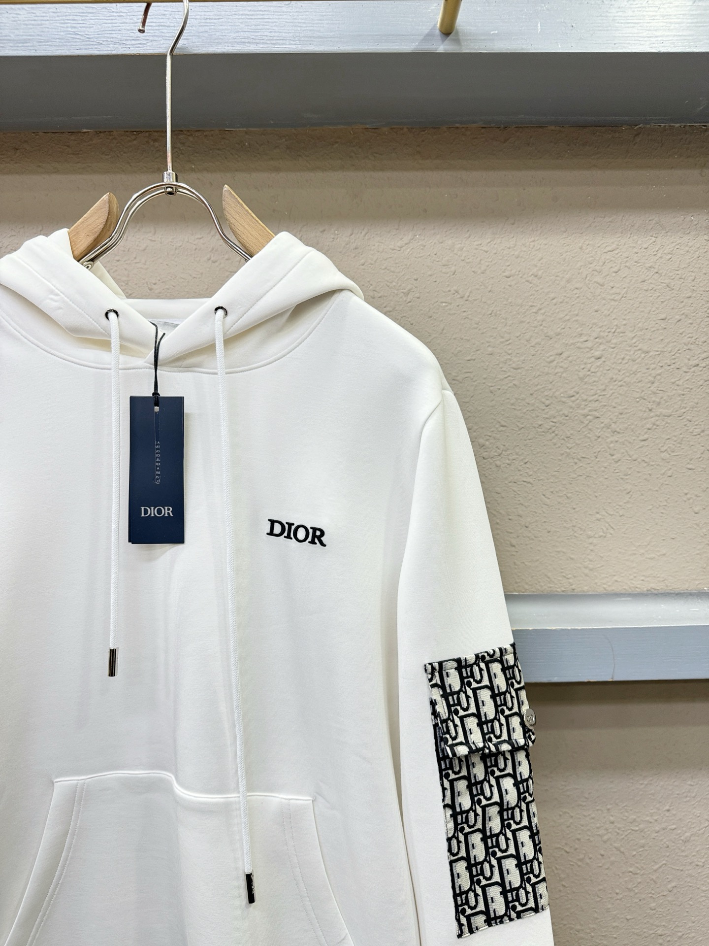 Dior迪奥 2026新品 专柜同步新款连帽卫衣，经典Logo设计，三标齐全，百搭款 官网同步发售 柔软细腻 亲肤感极高