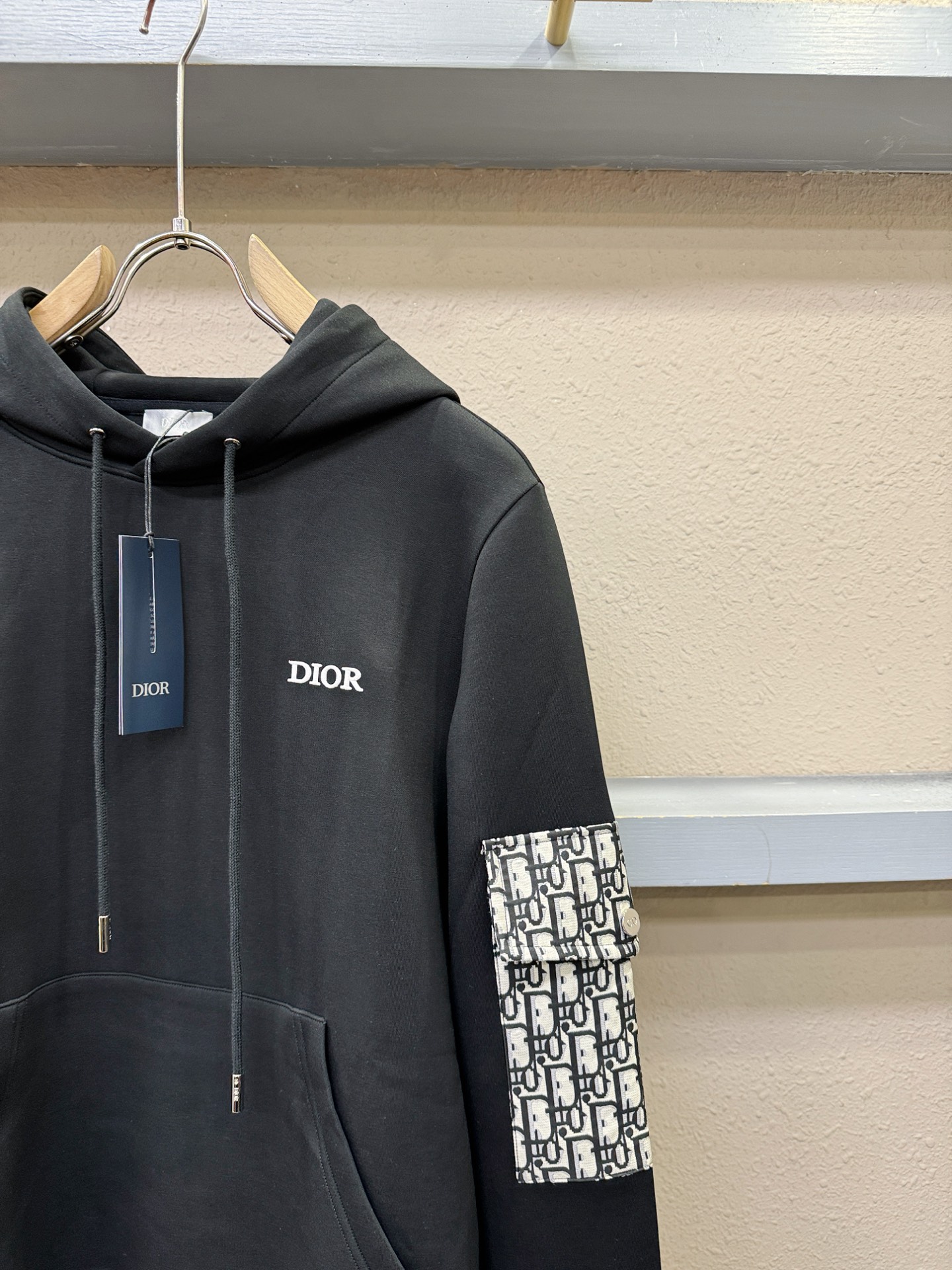 Dior迪奥 2026新品 专柜同步新款连帽卫衣，经典Logo设计，三标齐全，百搭款 官网同步发售 柔软细腻 亲肤感极高
