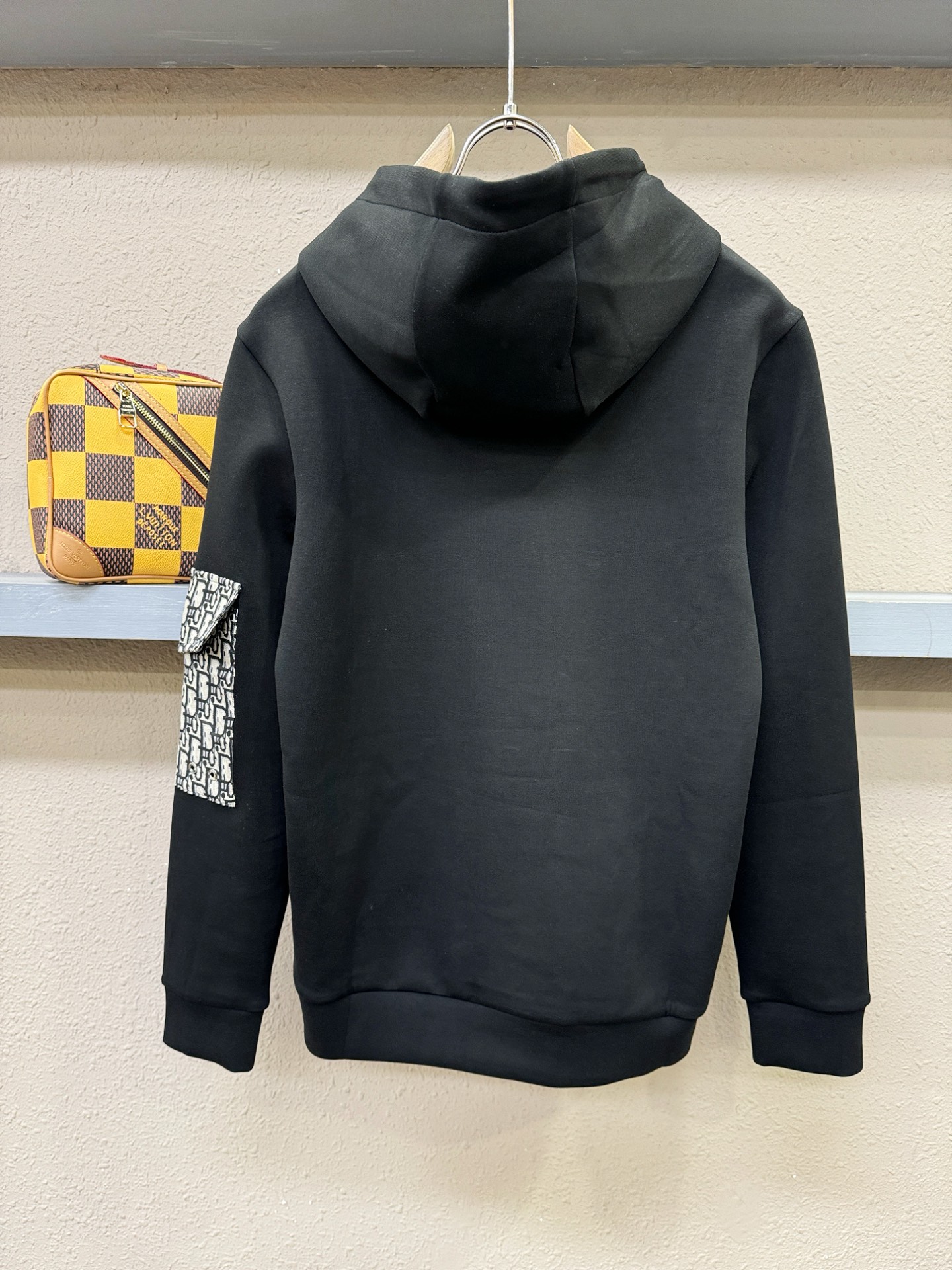 Dior迪奥 2026新品 专柜同步新款连帽卫衣，经典Logo设计，三标齐全，百搭款 官网同步发售 柔软细腻 亲肤感极高
