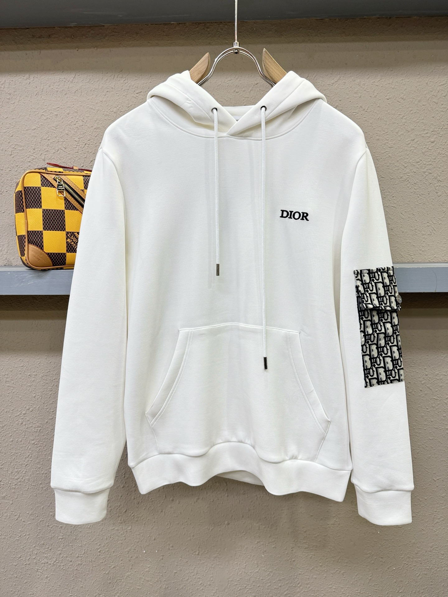 Dior迪奥 2026新品 专柜同步新款连帽卫衣，经典Logo设计，三标齐全，百搭款 官网同步发售 柔软细腻 亲肤感极高