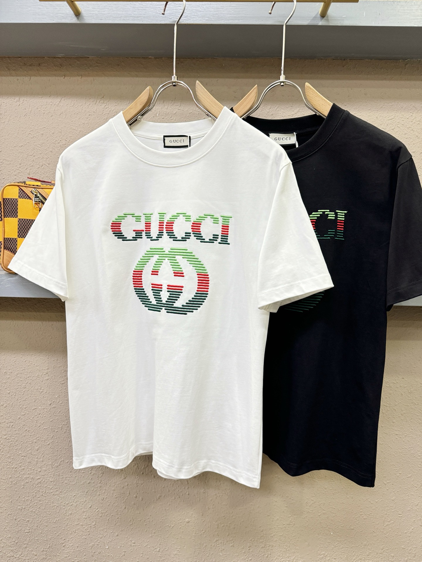 Gucci古奇 2026新款短袖T恤！男女同款！走秀图案时尚休闲短袖T恤衫！设计logo设计！极具设计精选客供面料，手感