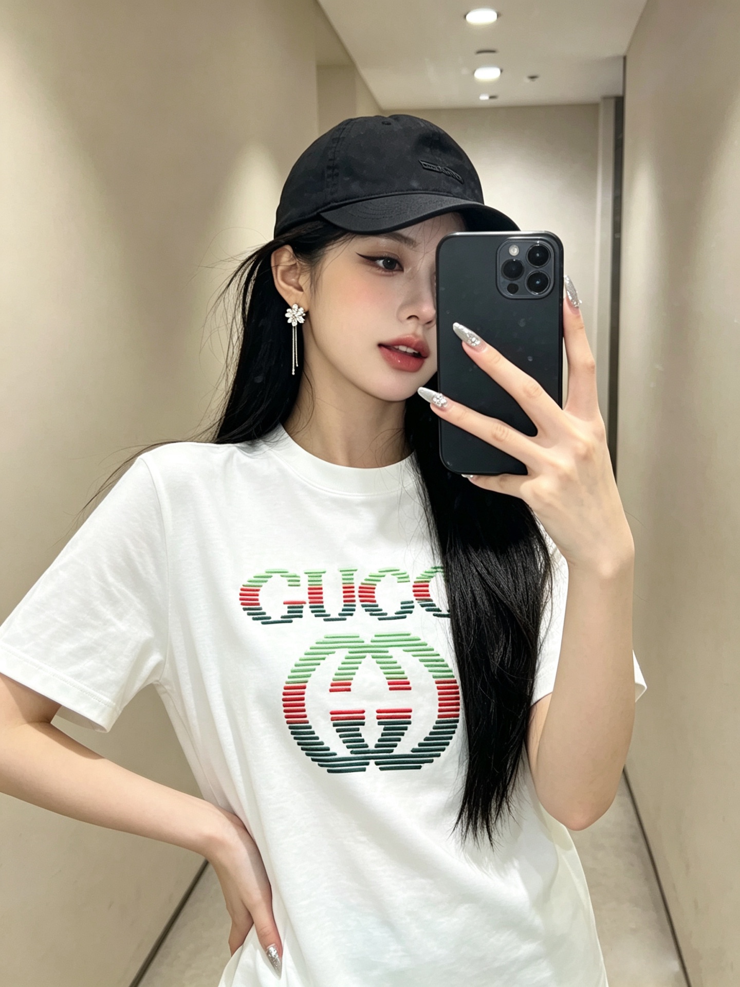 Gucci古奇 2026新款短袖T恤!男女同款!走秀图案时尚休闲短袖T恤衫!设计logo设计!极具设计精选客供面料,手感 Gucci古奇 2026新款短袖T恤!男女同款!走秀图案时尚休闲短袖T恤衫!设计logo设计!极具设计精选客供面料,手感