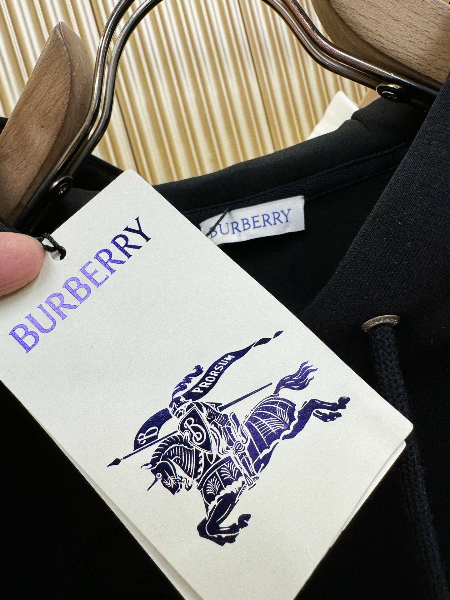 BURBERRY巴宝莉 2026新品 专柜同步新款连帽卫衣，经典Logo设计，三标齐全，百搭款 官网同步发售 柔软细腻 
