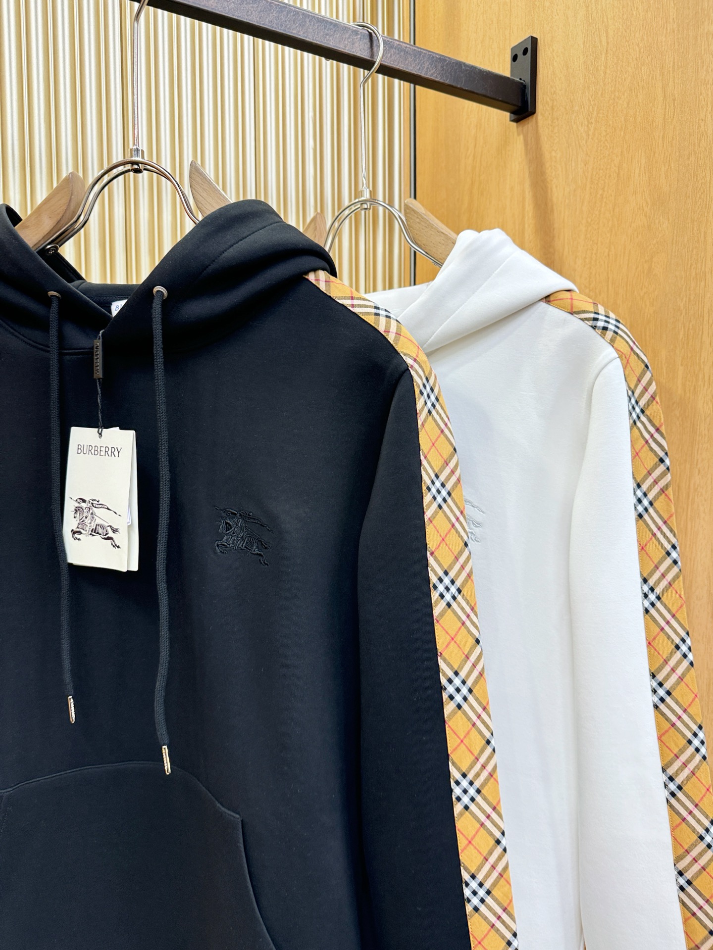 BURBERRY巴宝莉 2026新品 专柜同步新款连帽卫衣，经典Logo设计，三标齐全，百搭款 官网同步发售 柔软细腻 