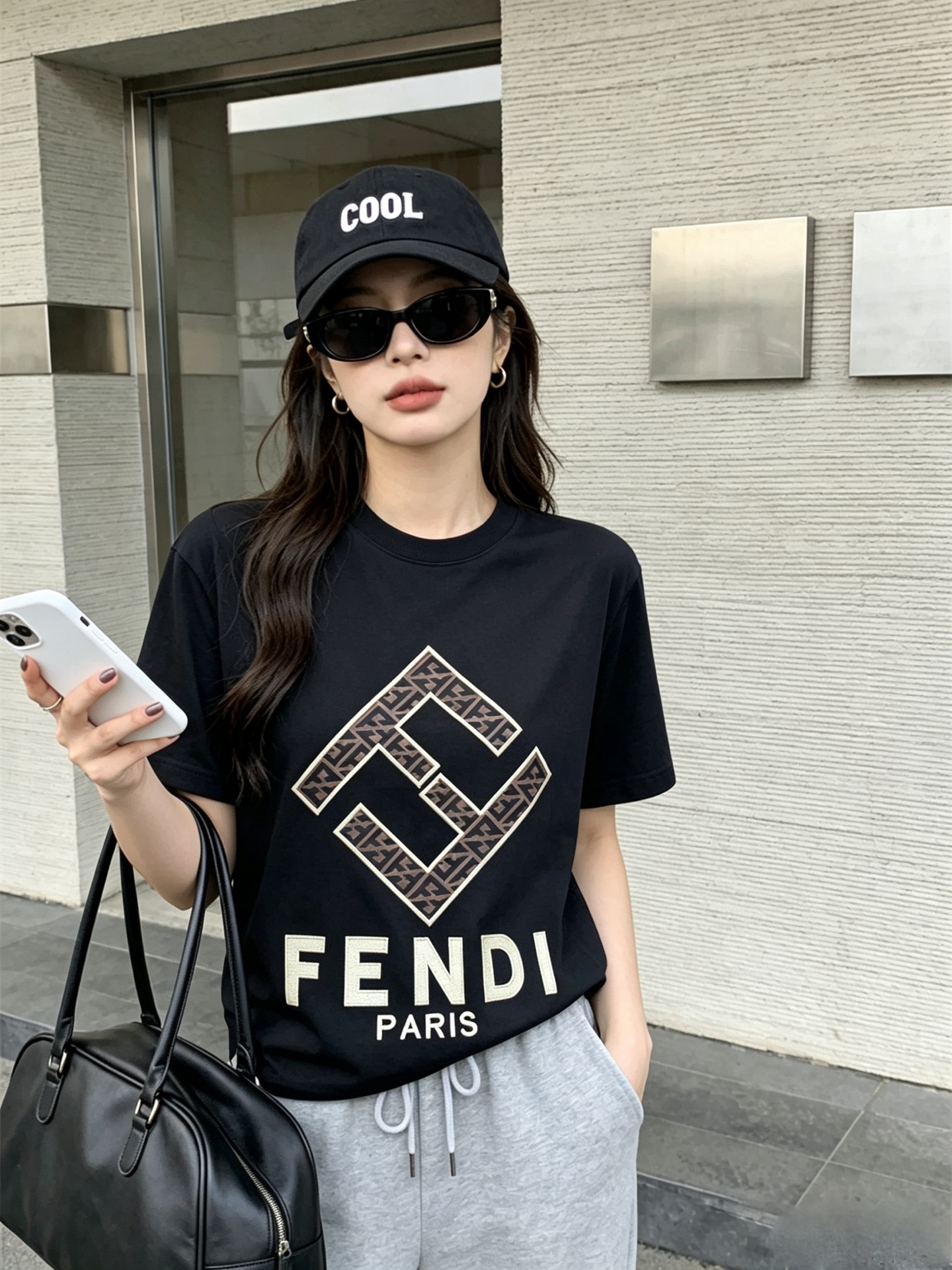 FENDI芬迪 2026新款短袖T恤！男女同款！走秀图案时尚休闲短袖T恤衫！设计logo设计！极具设计精选客供面料，手感